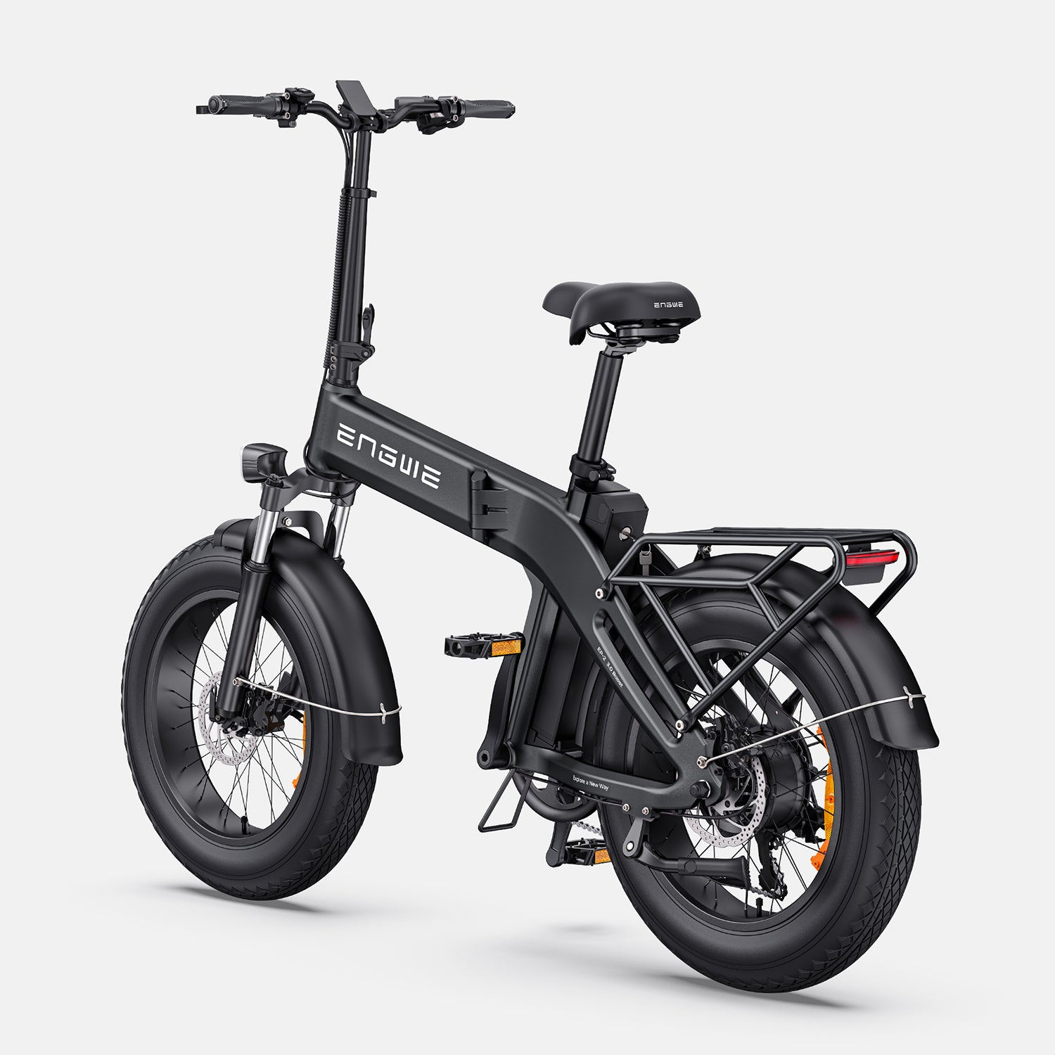 Bicicleta eléctrica ENGWE negra sobre fondo blanco. Tiene neumáticos anchos, portaequipajes y un pequeño faro.