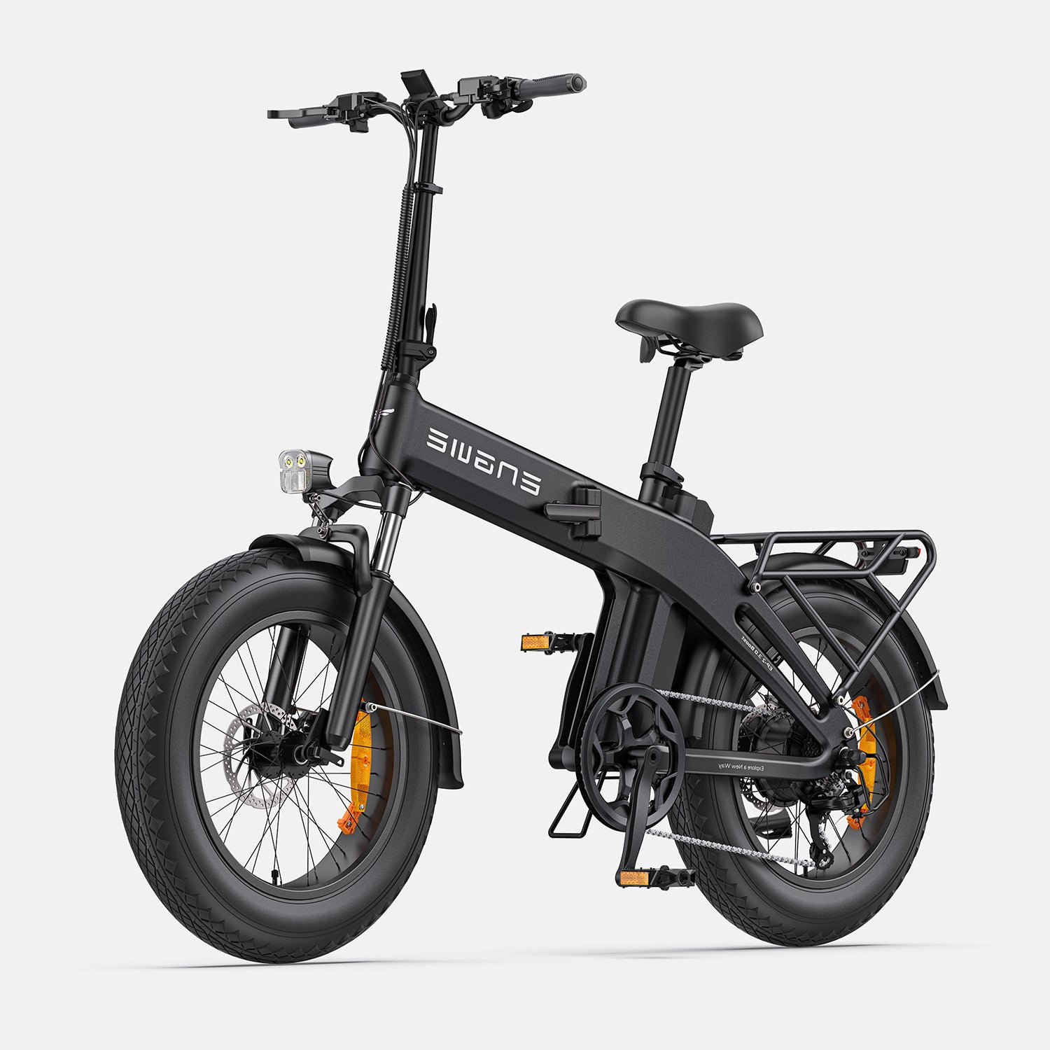 Una bicicleta eléctrica negra con neumáticos gruesos, faro y portaequipajes trasero. La marca "SWANS" es visible en el cuadro.
