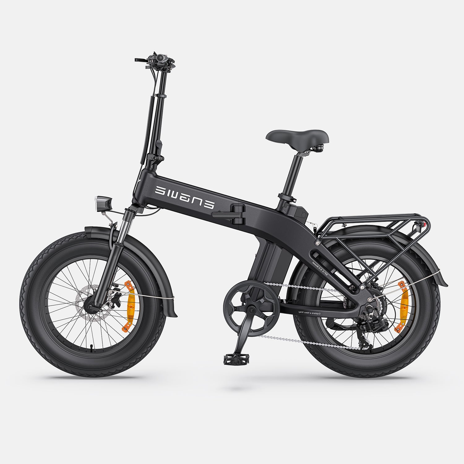 Una bicicleta eléctrica negra con neumáticos gruesos se muestra de lado. Tiene un asiento, pedales y un portaequipajes trasero.