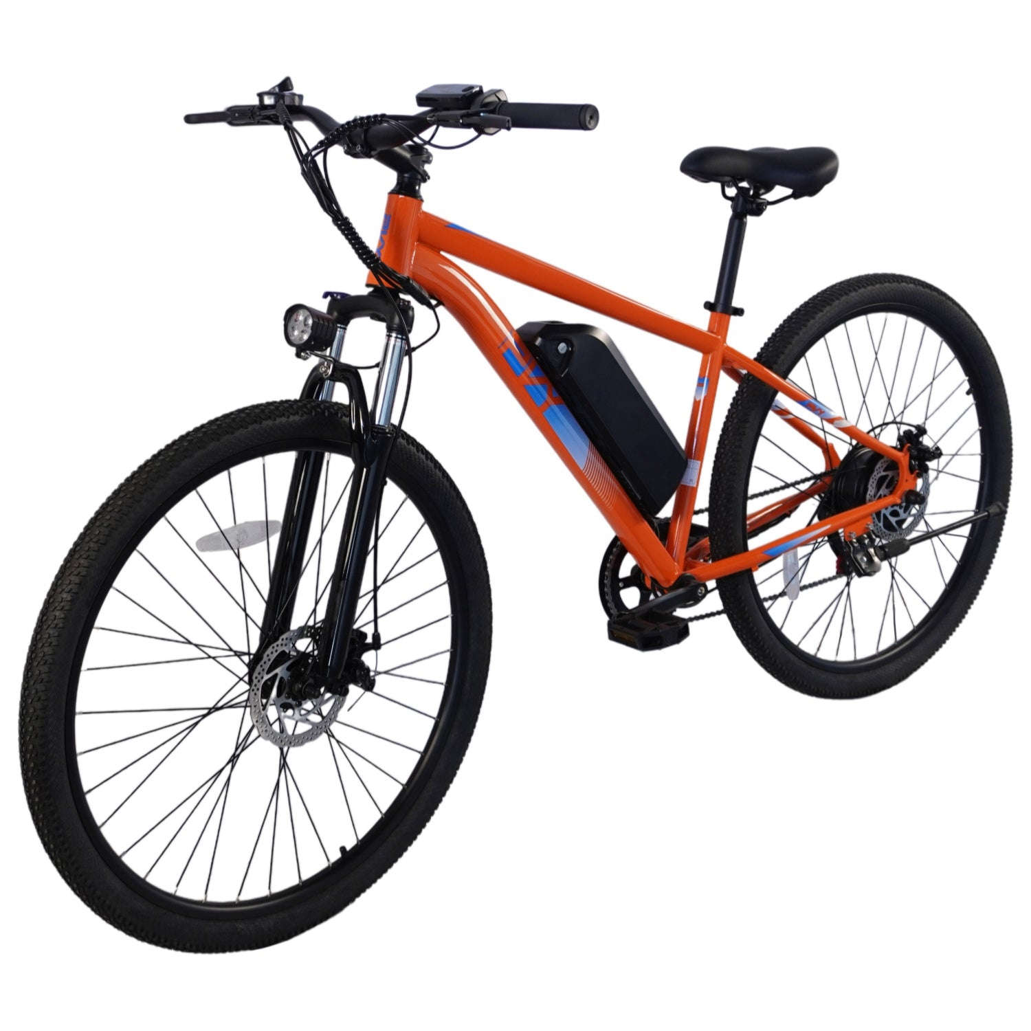 Una bicicleta eléctrica naranja con neumáticos y componentes negros aislada sobre un fondo blanco.