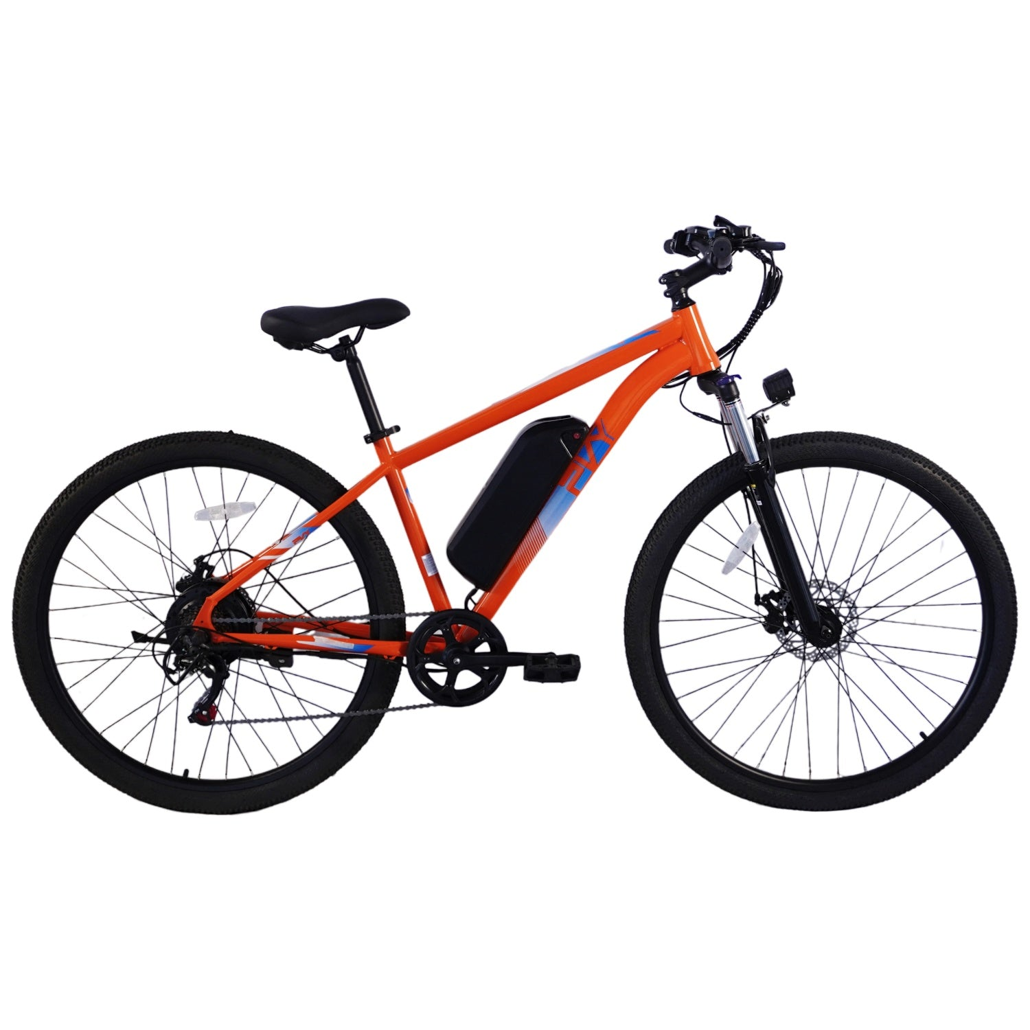 Una bicicleta eléctrica naranja y negra. Tiene neumáticos negros, una batería y un asiento. Está sobre un fondo blanco.