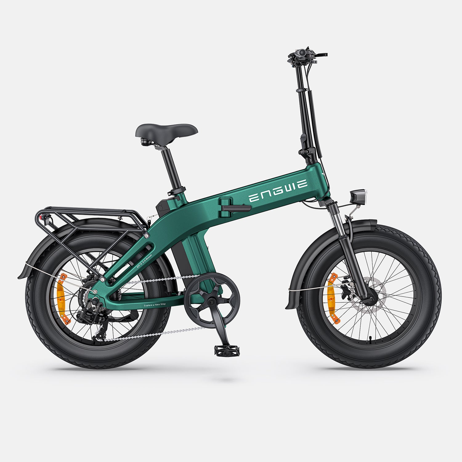 Una bicicleta eléctrica plegable verde ENGWE sobre un fondo blanco. Cuenta con neumáticos negros, guardabarros y un portaequipajes. La bicicleta tiene un asiento negro.