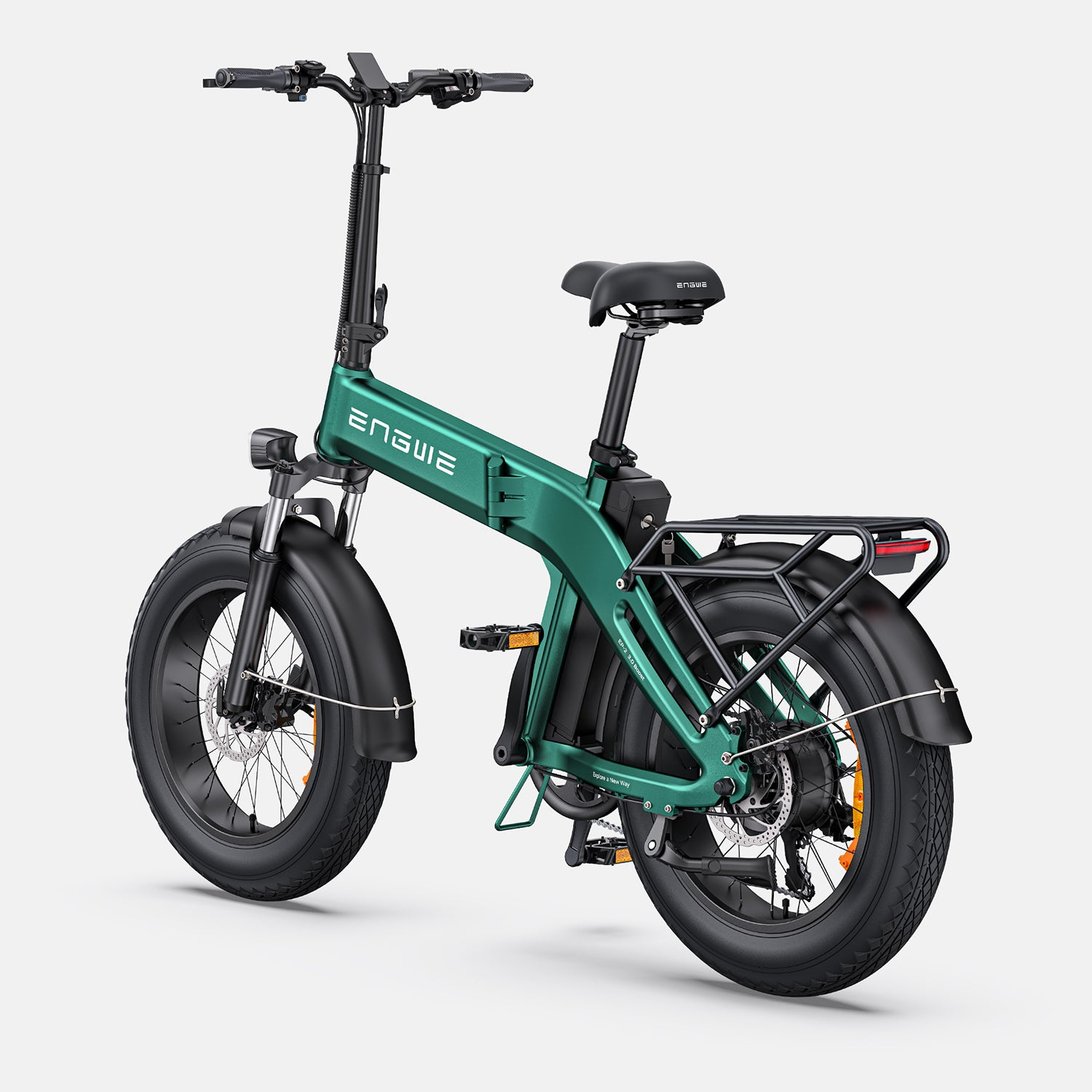 Bicicleta eléctrica ENGWE verde sobre fondo blanco. Características: neumáticos anchos, portaequipajes y asiento negro.
