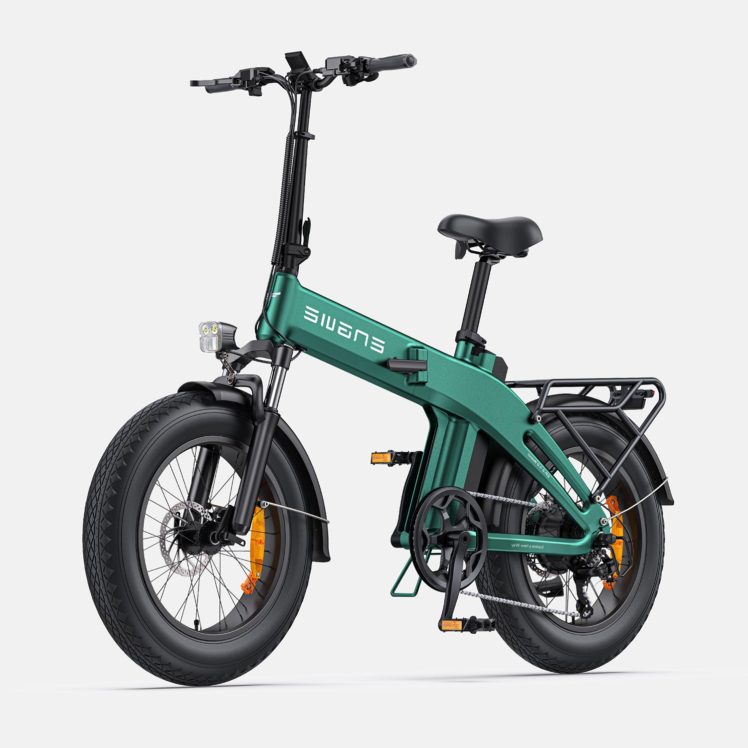 Una bicicleta eléctrica verde con neumáticos gruesos. Tiene asiento y manillar negros. El fondo es blanco liso.
