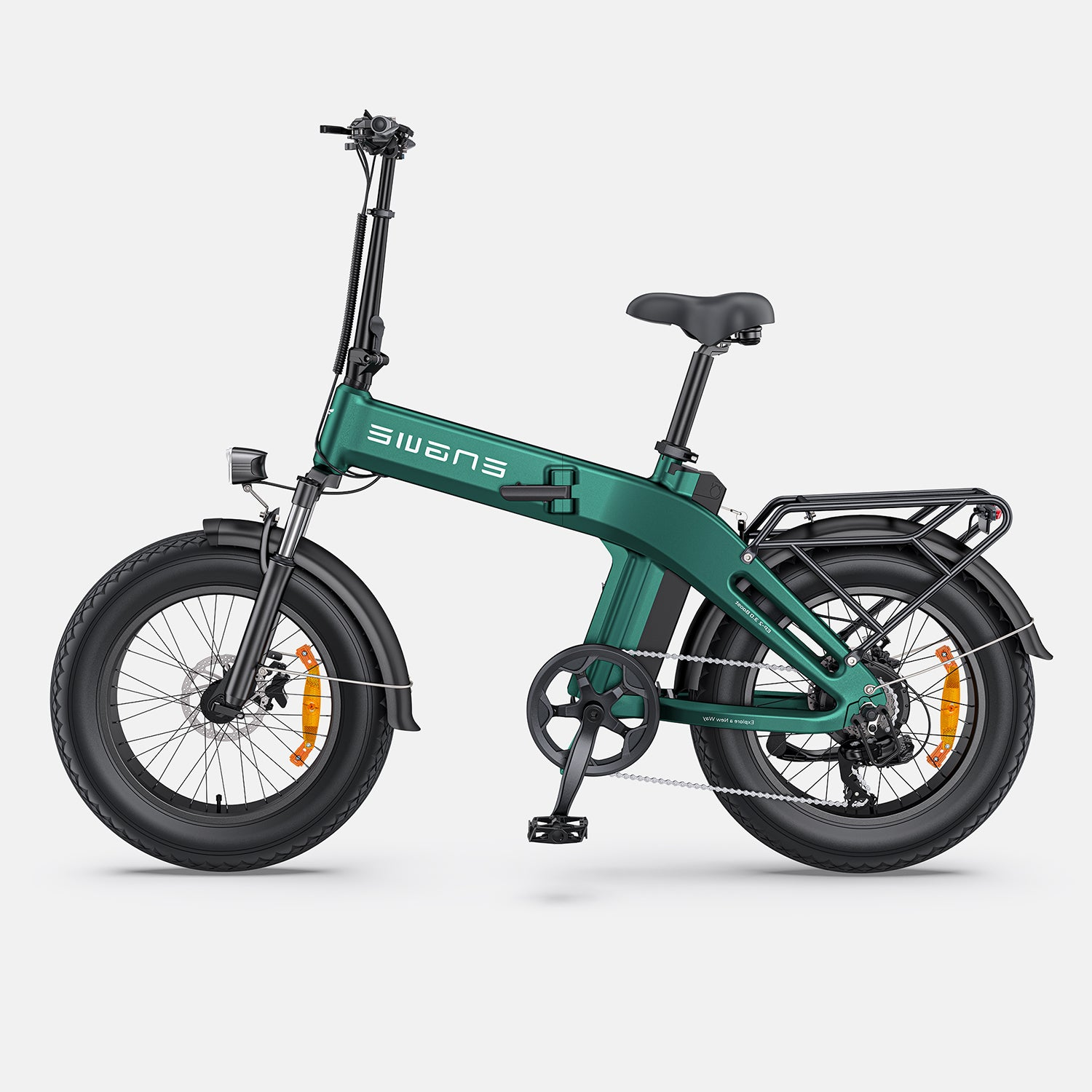 Una bicicleta eléctrica verde con neumáticos negros y una parrilla trasera sobre fondo blanco. La bici tiene la marca 'SWANS'.
