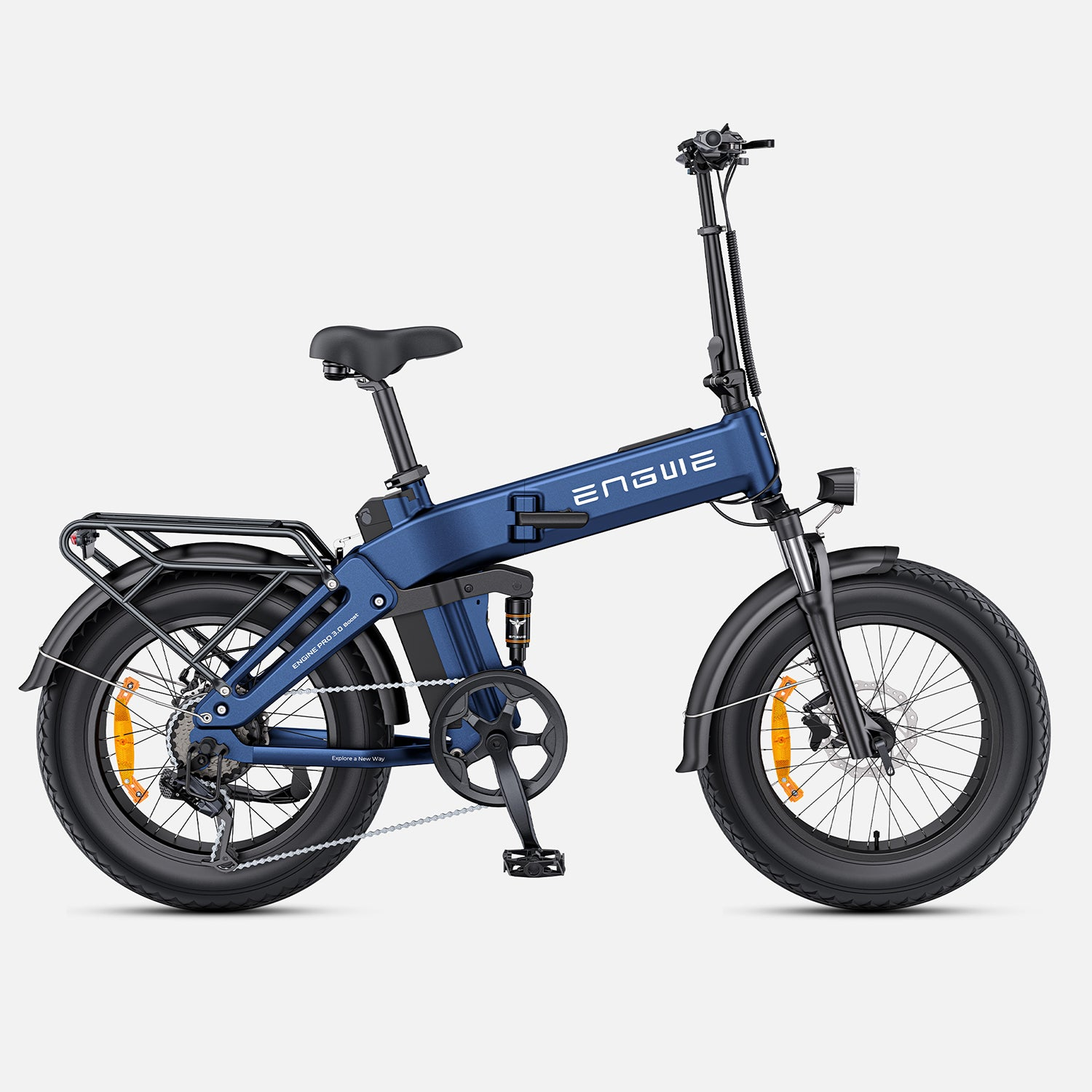 Bicicleta eléctrica plegable ENGWE azul sobre fondo blanco. Tiene neumáticos, asiento y manillar negros. Incluye portaequipajes y luces traseras.