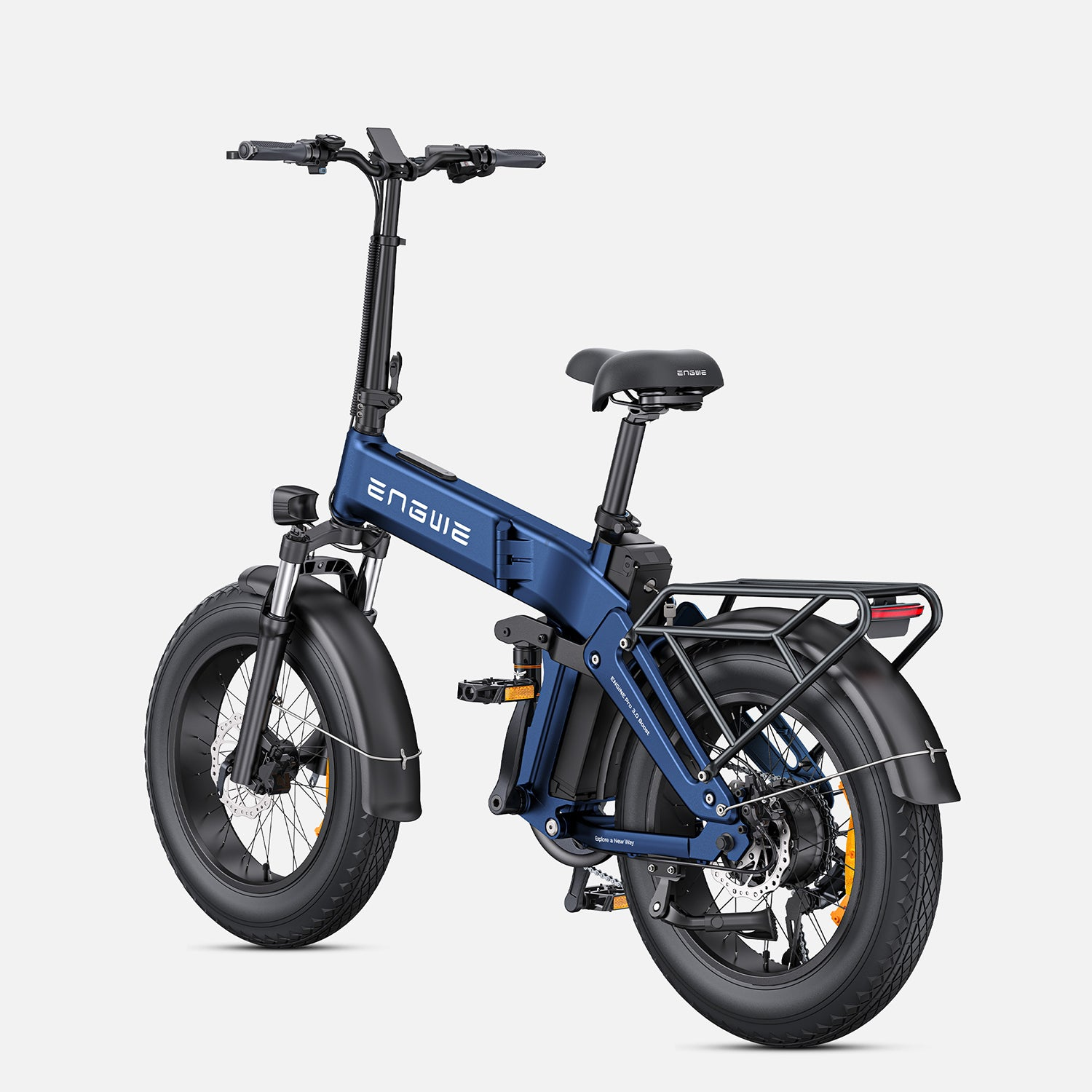 Bicicleta eléctrica ENGWE azul con neumáticos, asiento y manillar negros. Tiene un portaequipajes trasero y sobre fondo blanco.