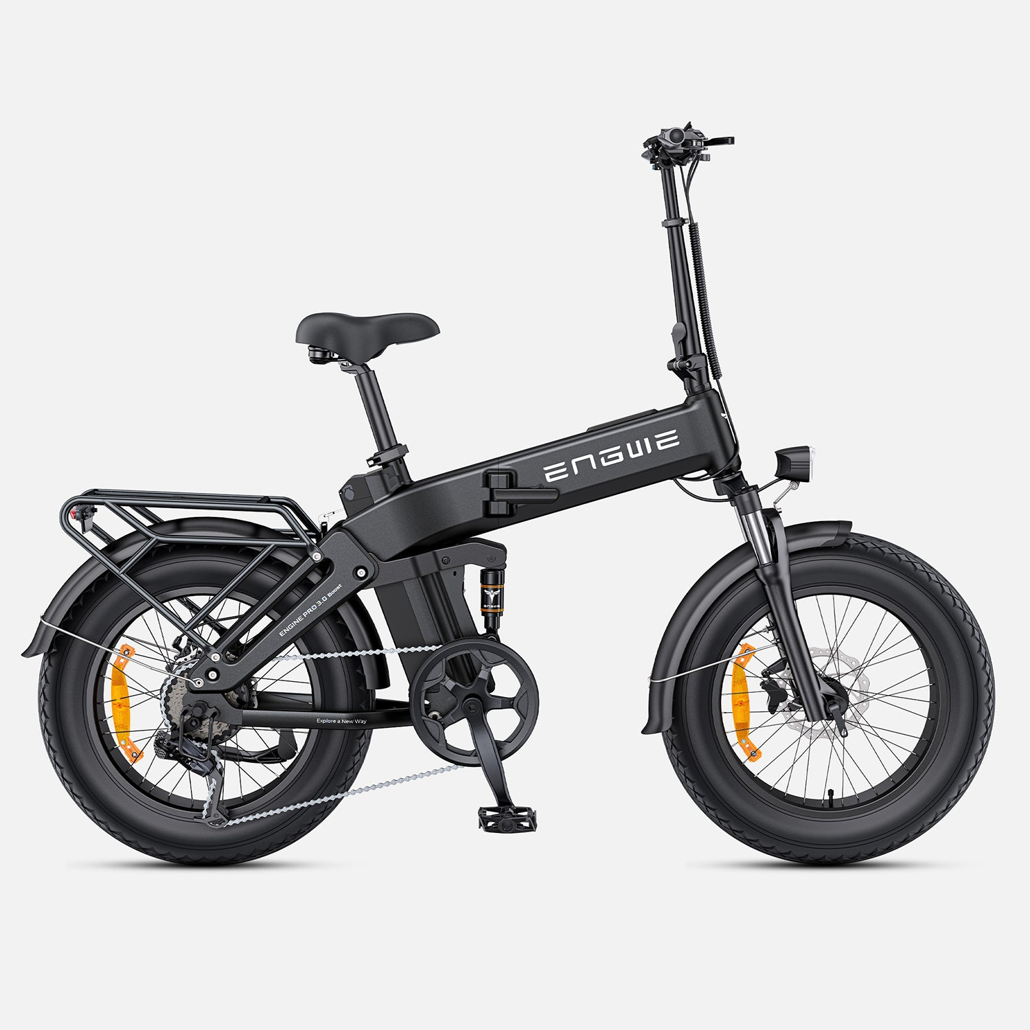 Bicicleta eléctrica ENGWE negra sobre fondo blanco. Tiene portaequipajes, neumáticos anchos y faro. El cuadro dice ENGWE.