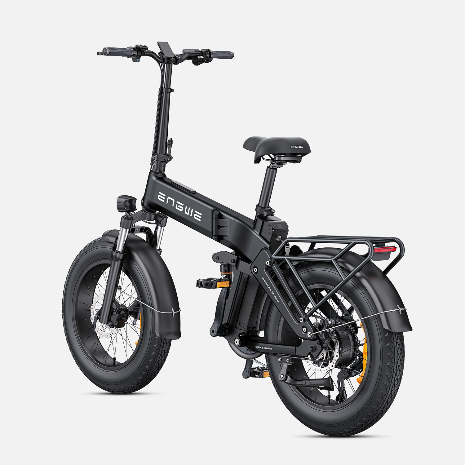 Una bicicleta eléctrica ENGWE negra, con neumáticos gruesos, un portaequipajes trasero y una pantalla digital en el manillar, sobre un fondo blanco.