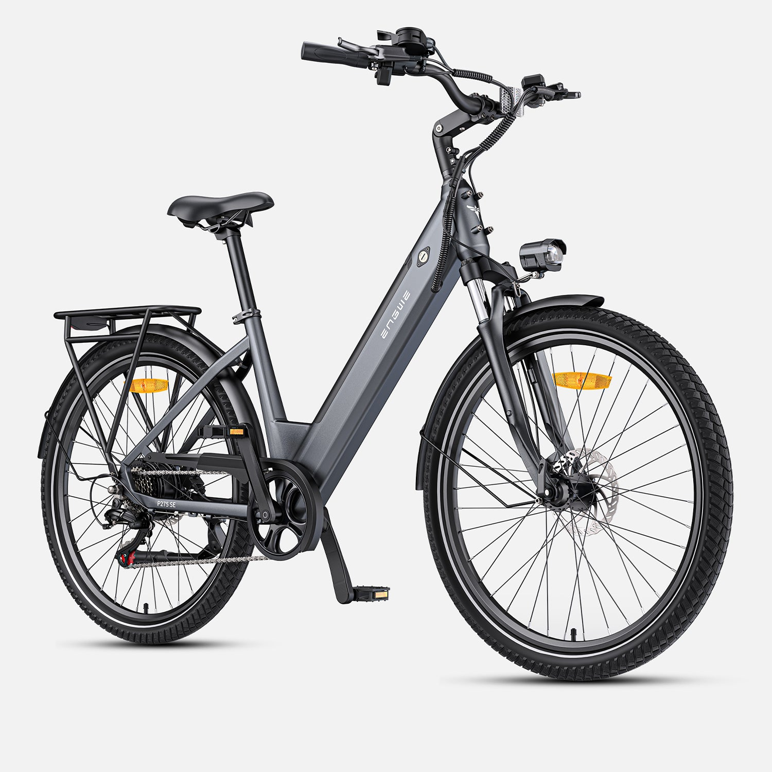 Una bicicleta eléctrica gris con neumáticos y asiento negros, un portaequipajes trasero y un faro. El fondo es blanco liso.