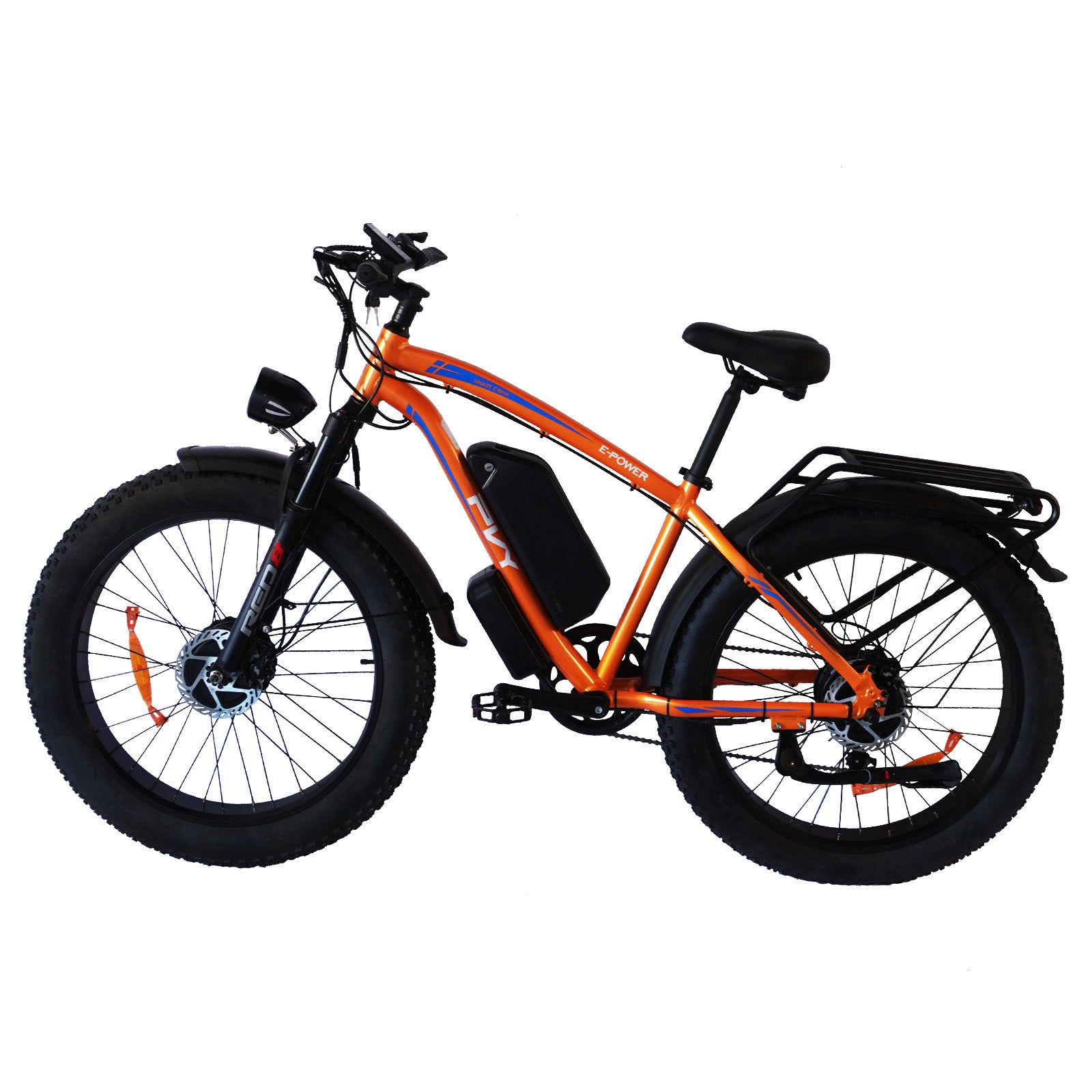 Ein orangefarbenes und schwarzes Elektrofahrrad. Es hat große Reifen, einen schwarzen Sitz, einen Akku und einen Heckträger. Der Hintergrund ist weiß.