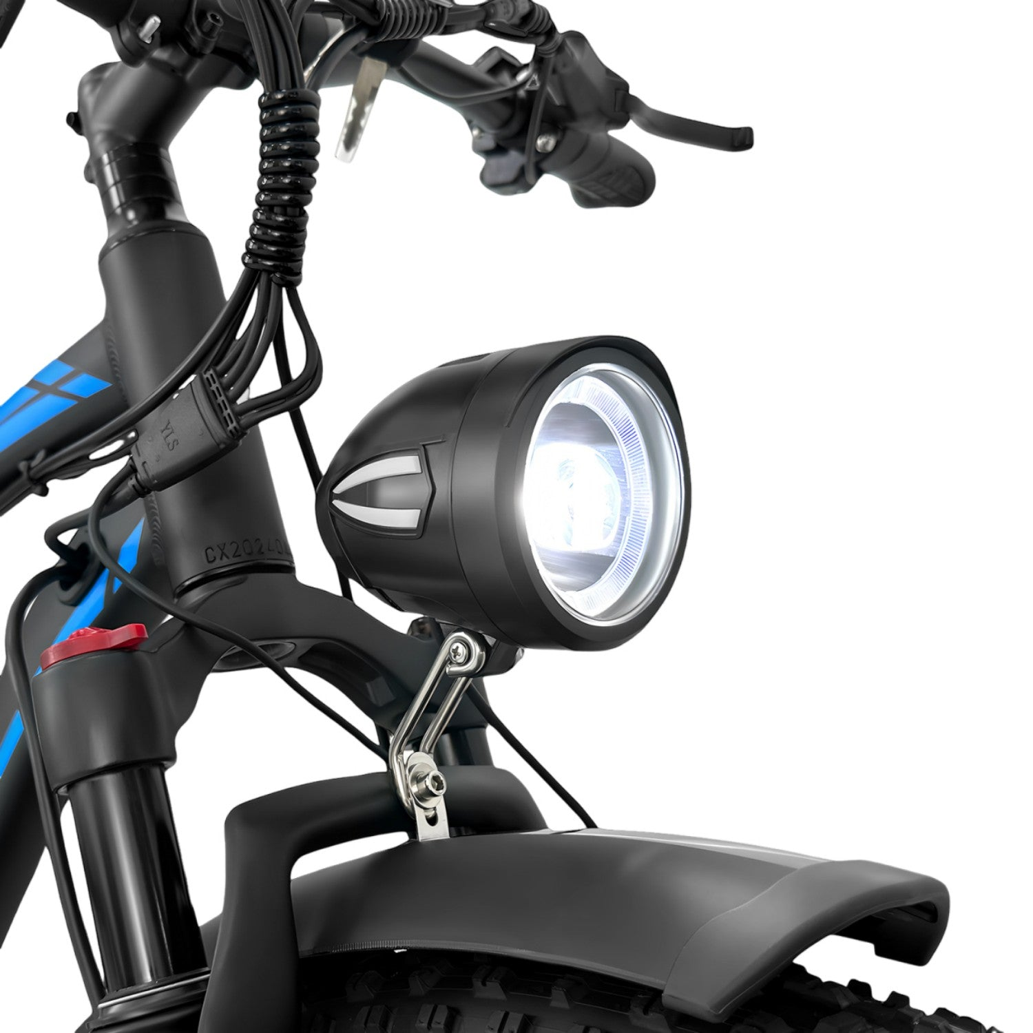 Nahaufnahme eines schwarzen Elektrofahrrads. Scheinwerfer leuchtet. Lenker, Kabel und Vorderrad vor weißem Hintergrund sichtbar.