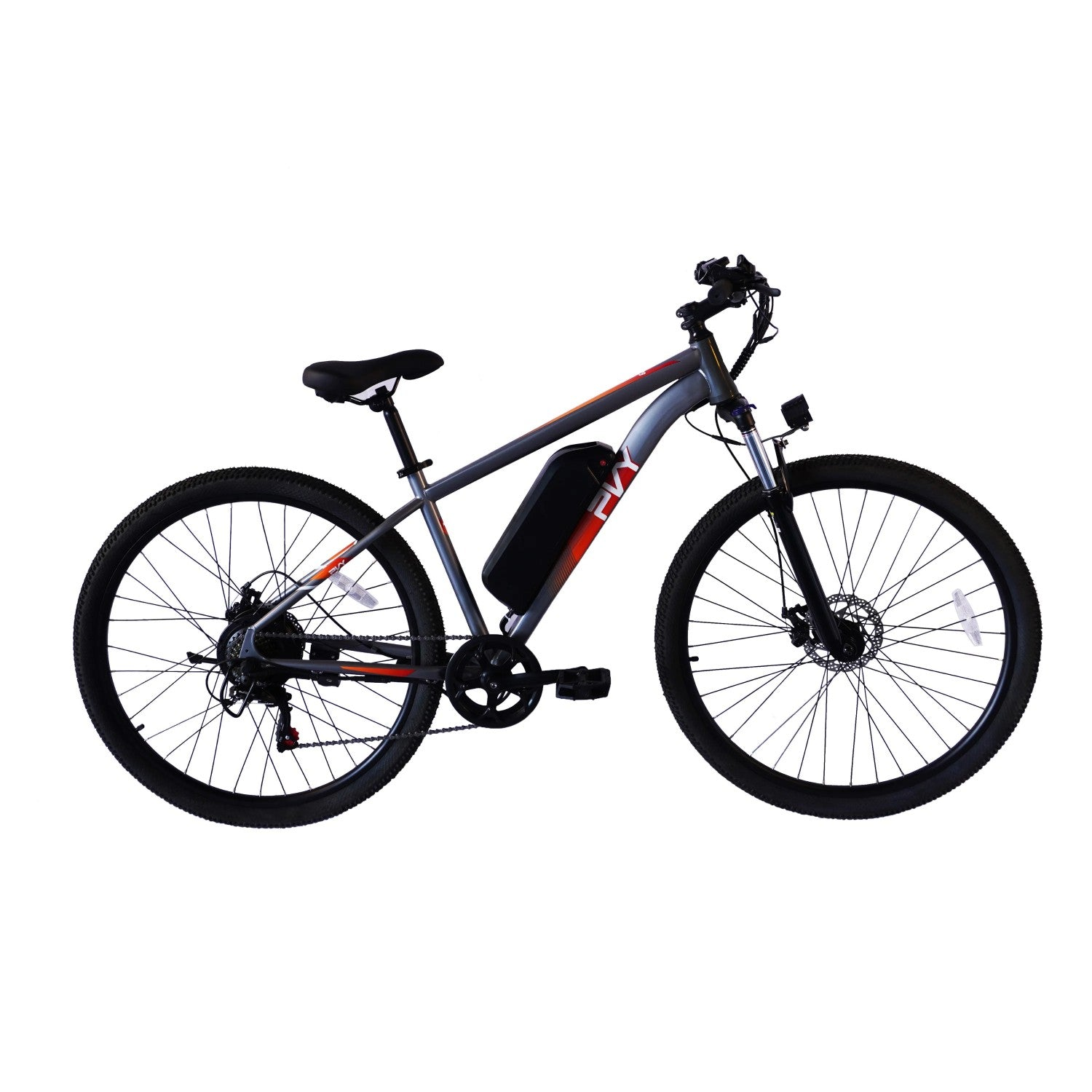 Una bicicleta eléctrica. Tiene un cuadro, ruedas y asiento negros. La batería es negra y roja. El fondo es blanco.
