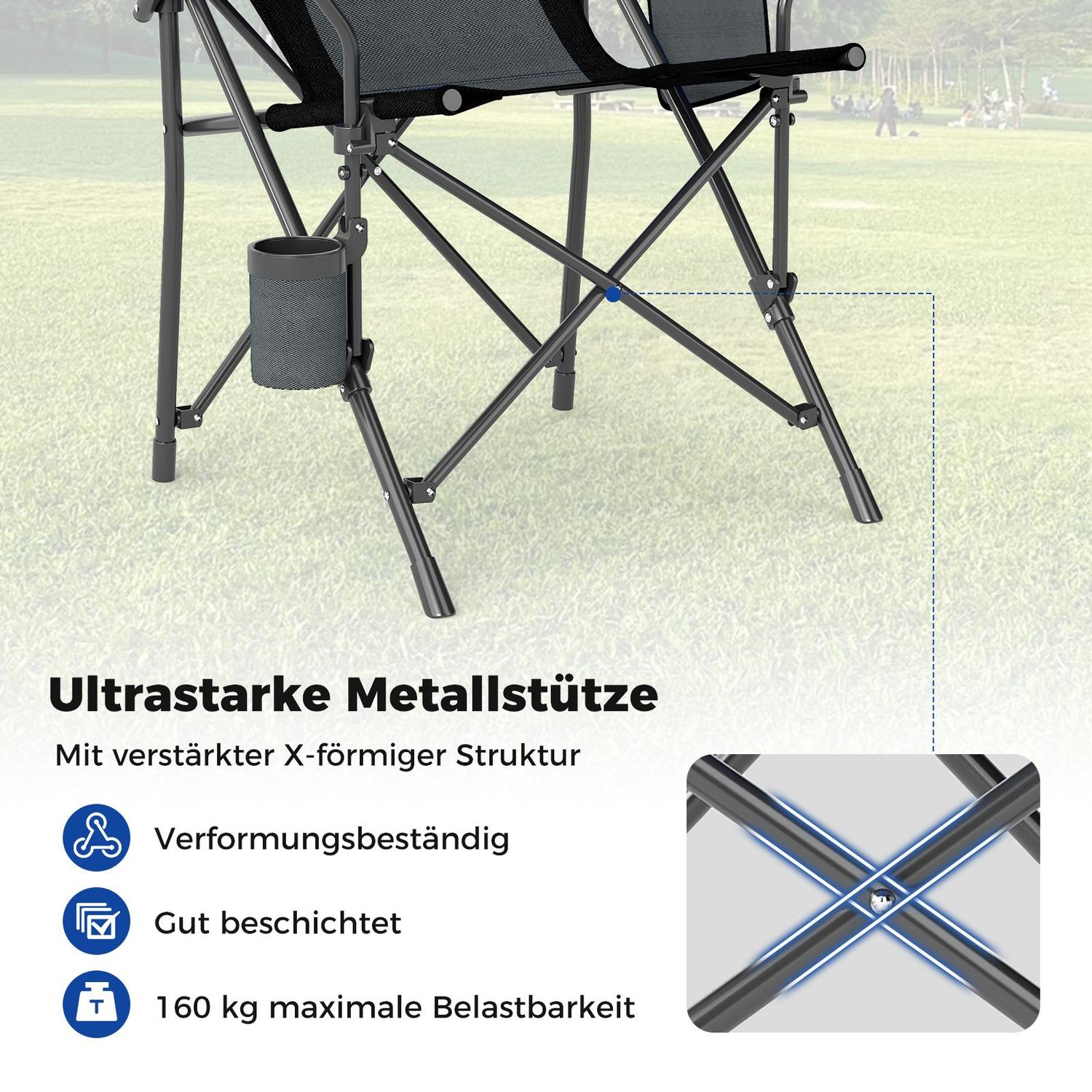 Una silla plegable con portavasos. Tiene un marco de metal negro y tela gris. El fondo muestra hierba y árboles.