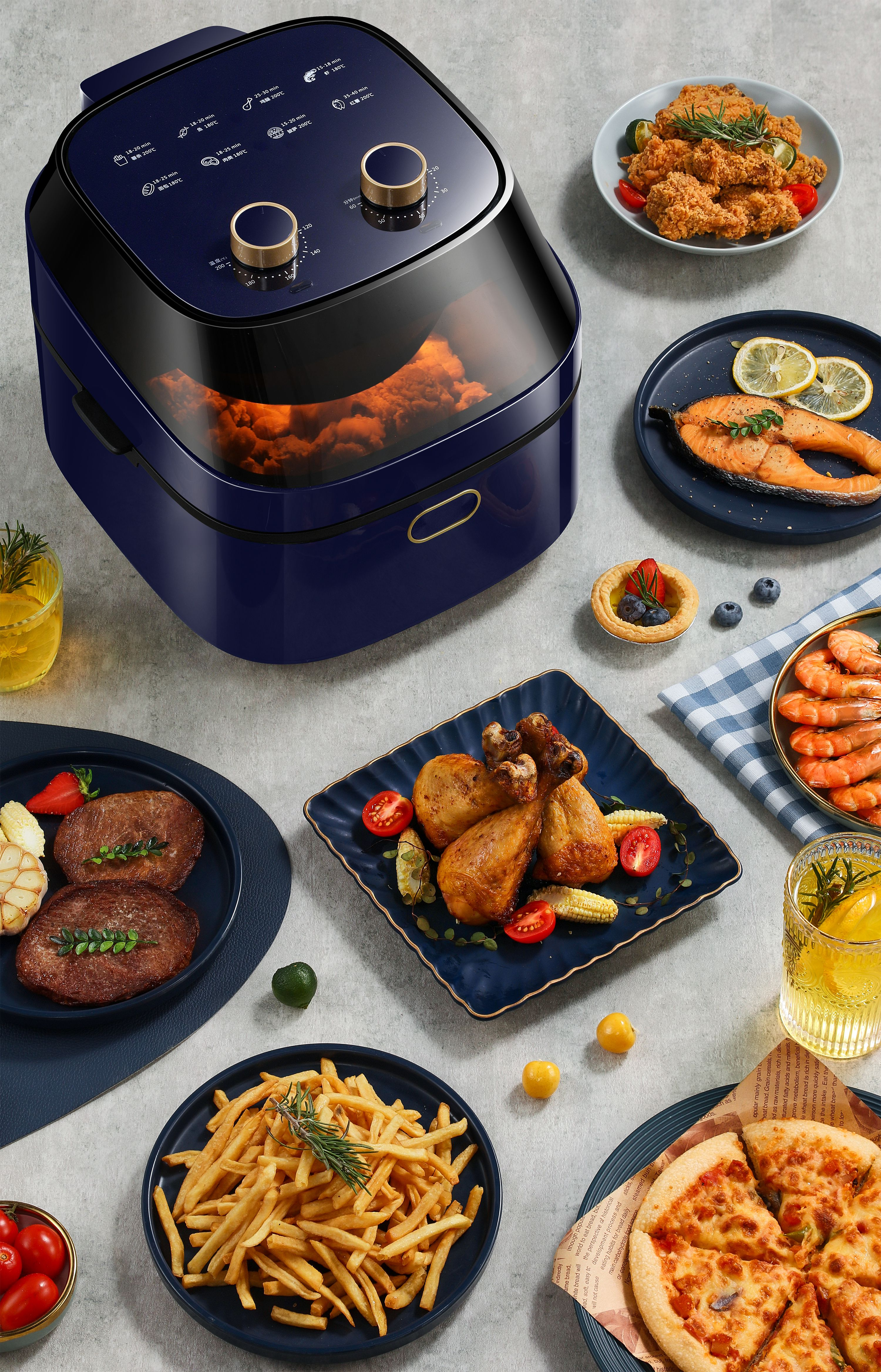 Una friggitrice ad aria con cibo all'interno, circondata da piatti di cibo, tra cui pollo, patatine fritte e pizza.