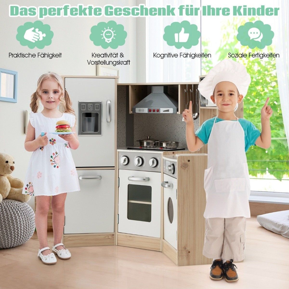 Dos niños juegan con una cocina de juguete. Una niña sostiene una hamburguesa de juguete, un niño lleva un delantal. La cocina es de madera.