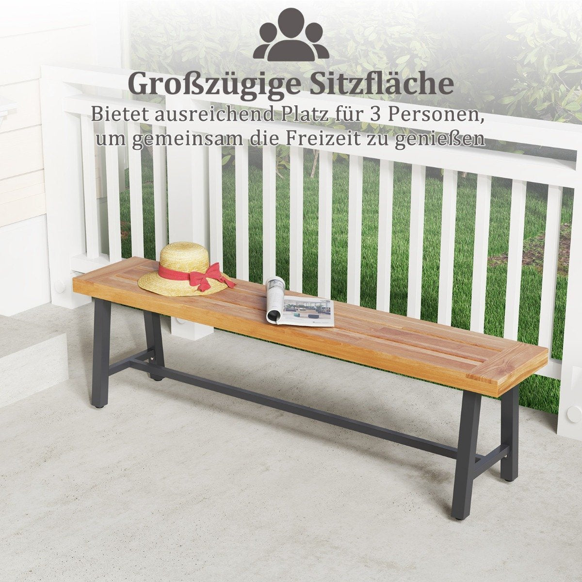 Een houten bank met een strohoed en een tijdschrift. De bank heeft grijze metalen poten en staat voor een witte balustrade.