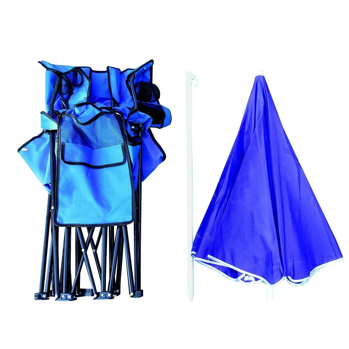 Una silla plegable azul y una sombrilla azul con un poste blanco sobre un fondo blanco. La silla está plegada.