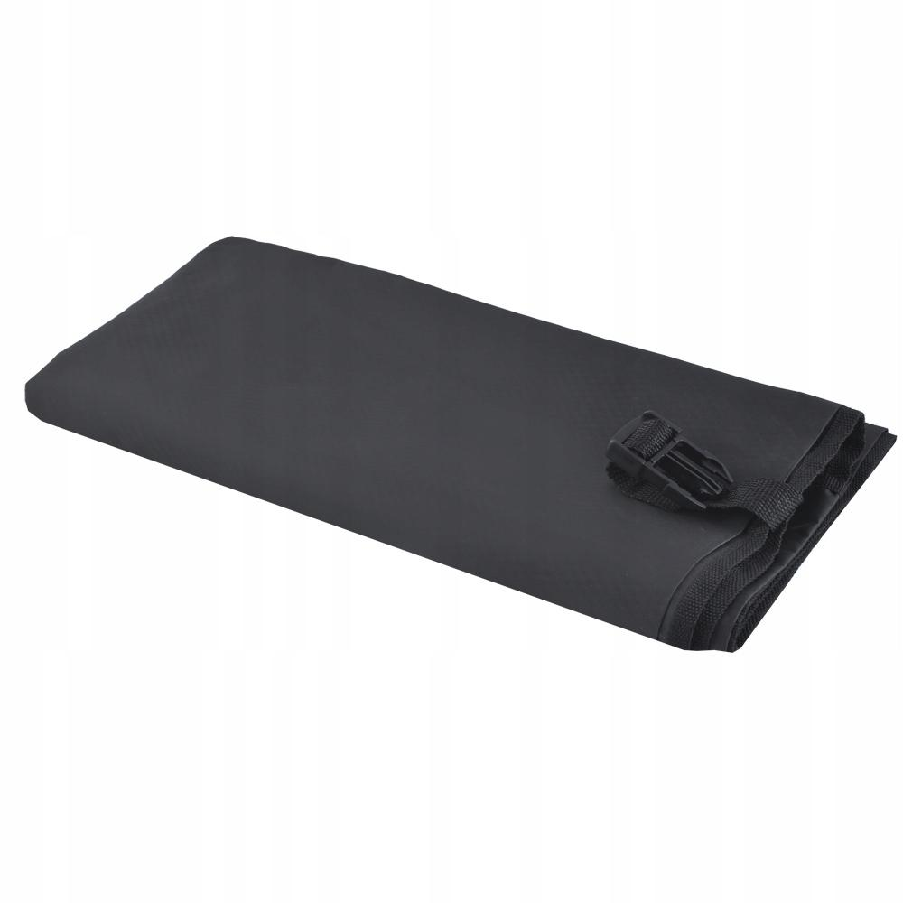 Un objeto rectangular negro con una hebilla sobre un fondo blanco. El artículo parece estar doblado.