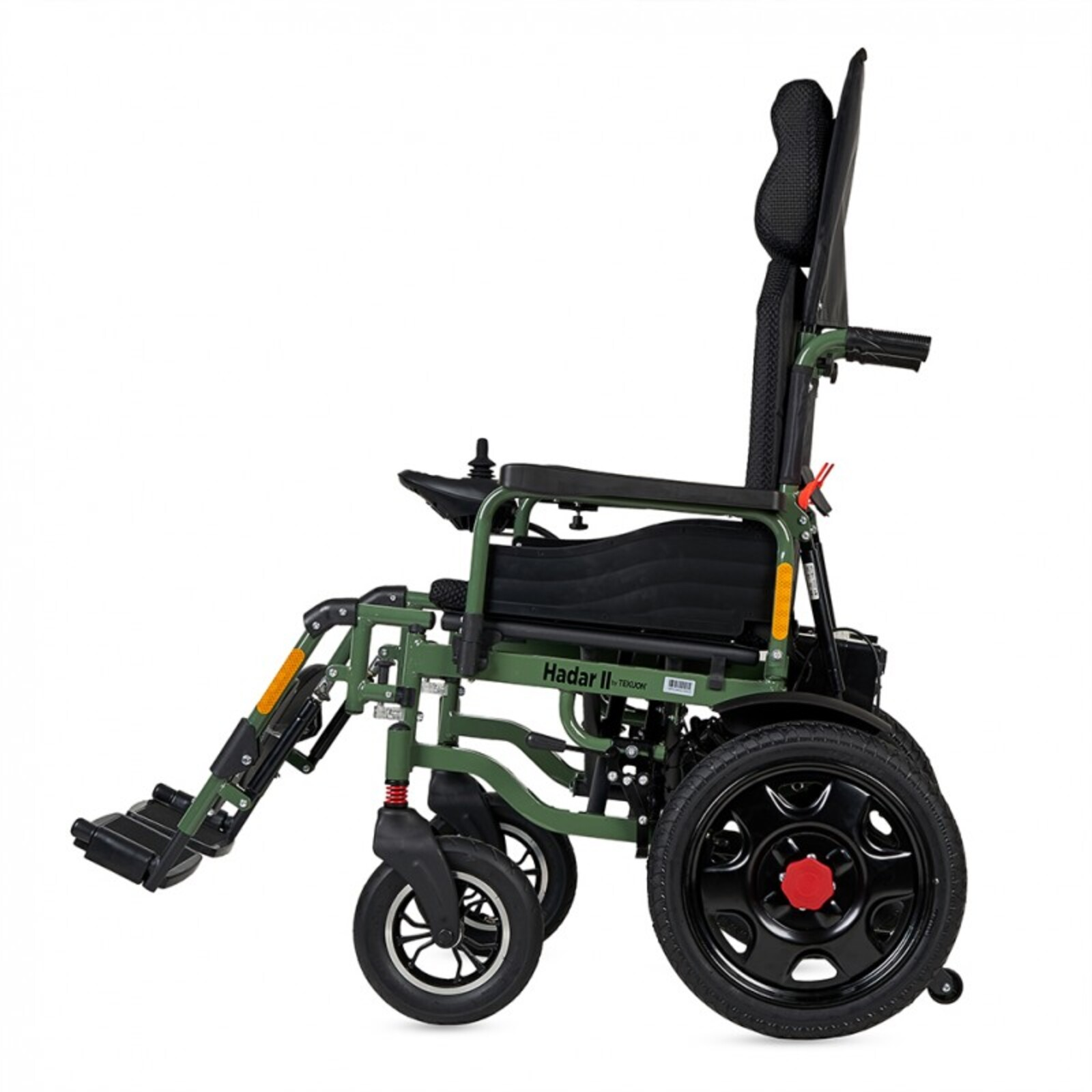 Silla de ruedas verde, asiento y ruedas negros, vista lateral. Con reposapiés, joystick y reposacabezas, sobre fondo blanco.