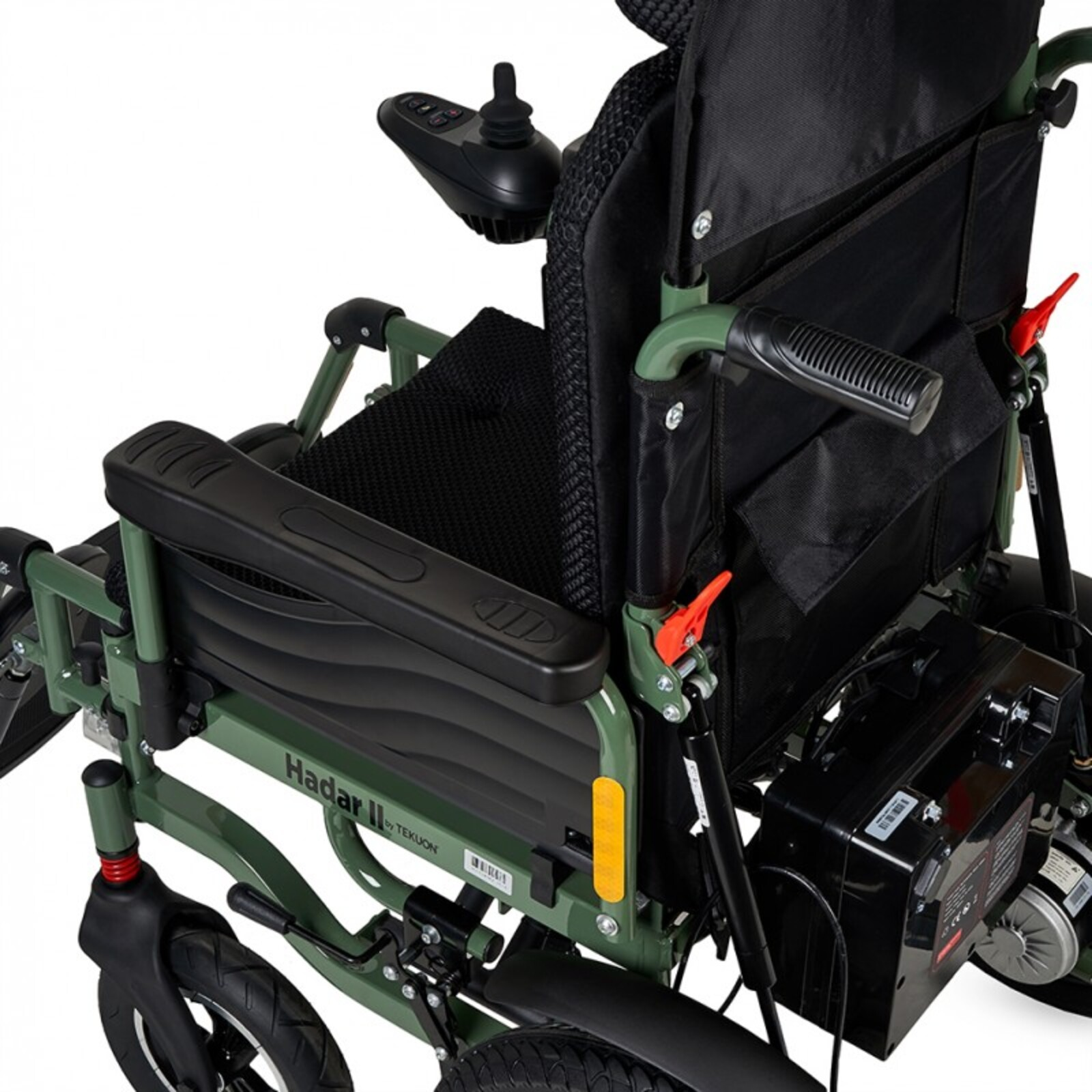 Una silla de ruedas eléctrica verde y negra. Tiene un controlador de joystick, apoyabrazos y un asiento negro. Las ruedas son negras.