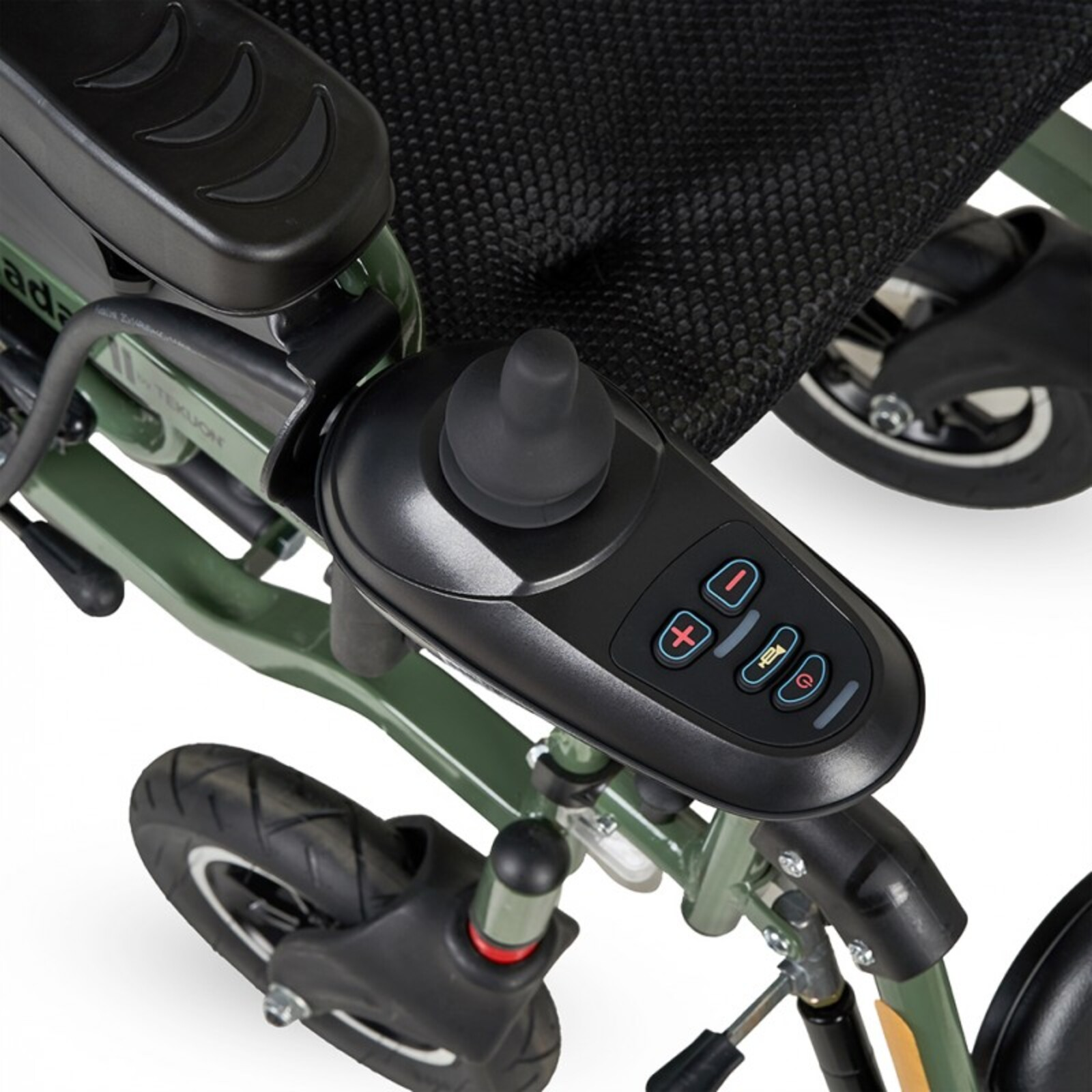 Primer plano del control de una silla de ruedas. Tiene un joystick, botones y un asiento negro. El marco es verde.