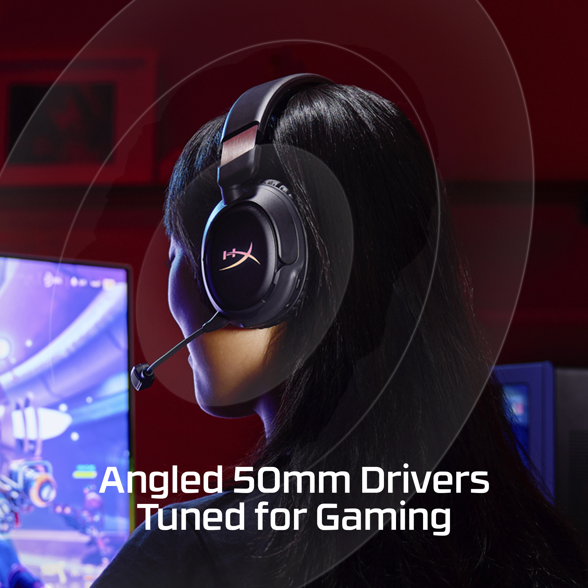 Una persona indossa cuffie da gioco nere con microfono. Il testo recita: Driver angolati da 50 mm ottimizzati per il gaming.