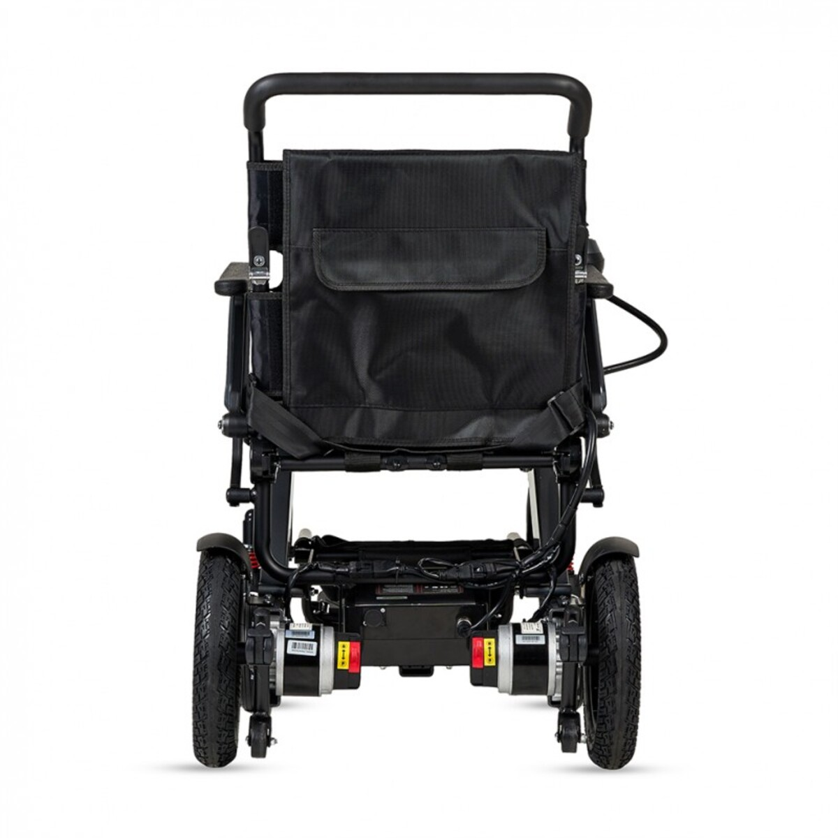 Una silla de ruedas eléctrica negra está centrada, mirando al espectador. Tiene asiento negro, reposabrazos y manija. Las ruedas son visibles.