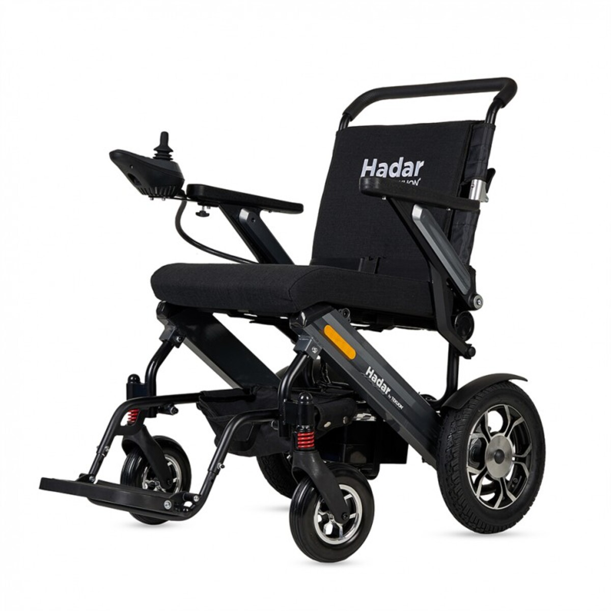 Una silla de ruedas eléctrica negra con el logotipo 'Hadar'. Tiene un joystick, reposabrazos y ruedas grandes. Sobre fondo blanco.