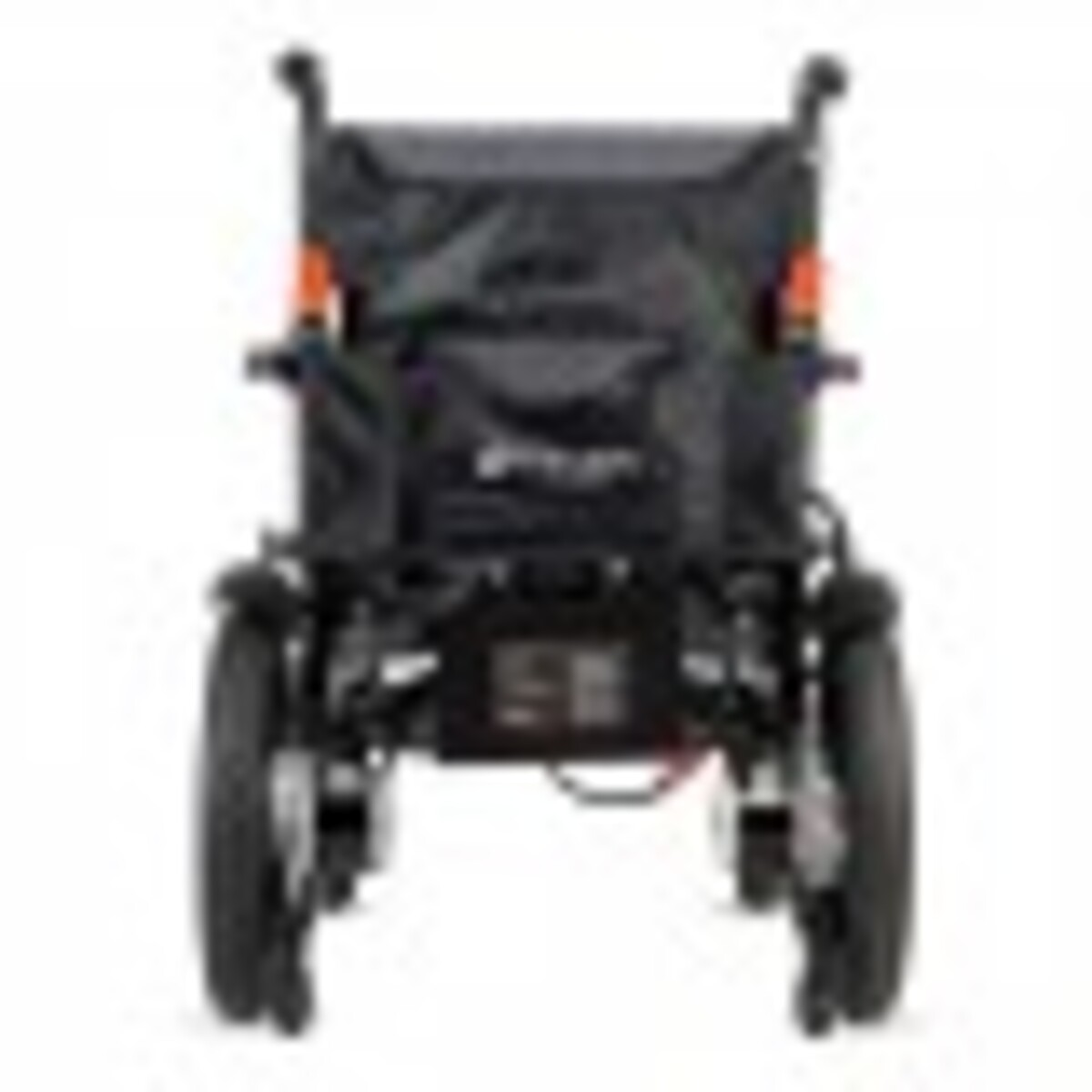Una silla de ruedas eléctrica negra vista de frente. Tiene ruedas negras grandes y un asiento negro. Se ven detalles en naranja.