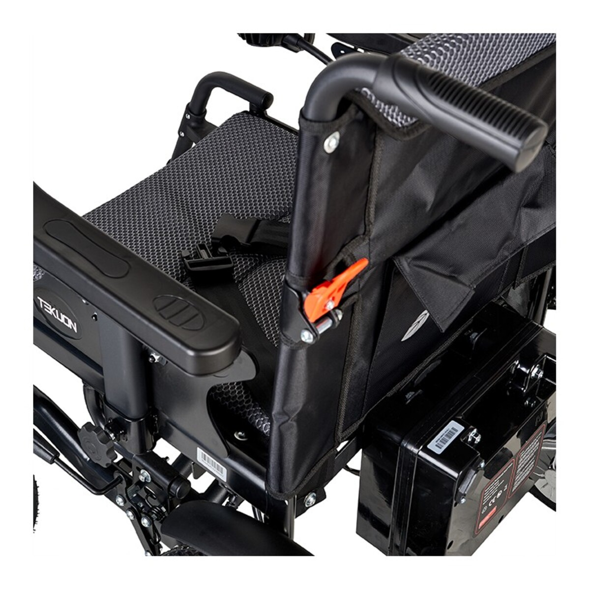 Primer plano de una silla de ruedas eléctrica negra. Detalles: asiento, reposabrazos, respaldo y batería.