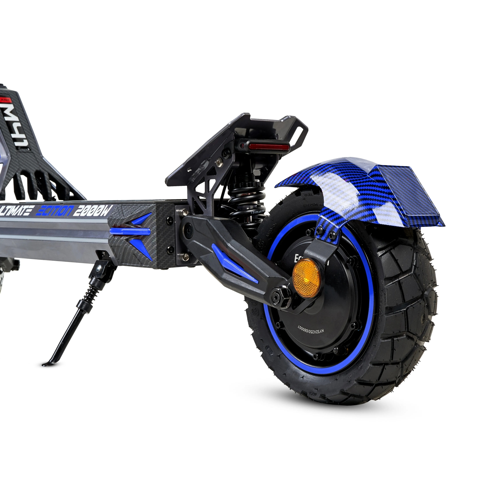 Scooter elettrico con dettagli blu e fibra di carbonio. La ruota posteriore è visibile con cerchio blu e pneumatico nero.