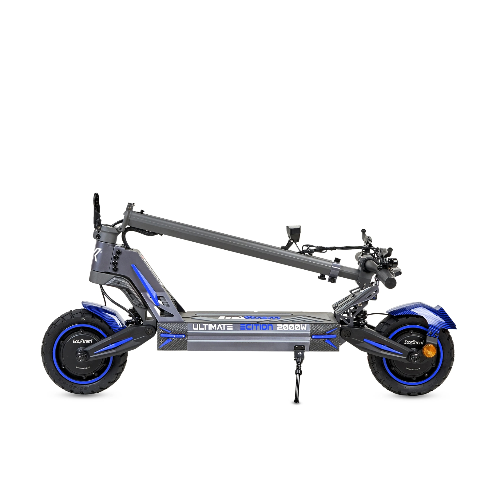 Monopattino elettrico, grigio con accenti blu. Pneumatici neri, cerchi blu. 'Ultimate Edition 2000W' sul ponte.