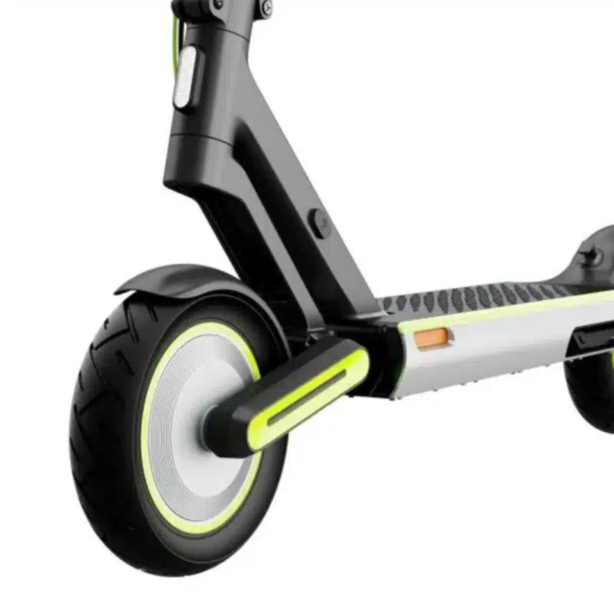 Primer plano de un patinete eléctrico. Neumático negro con borde amarillo. Marco gris y negro. Fondo blanco.