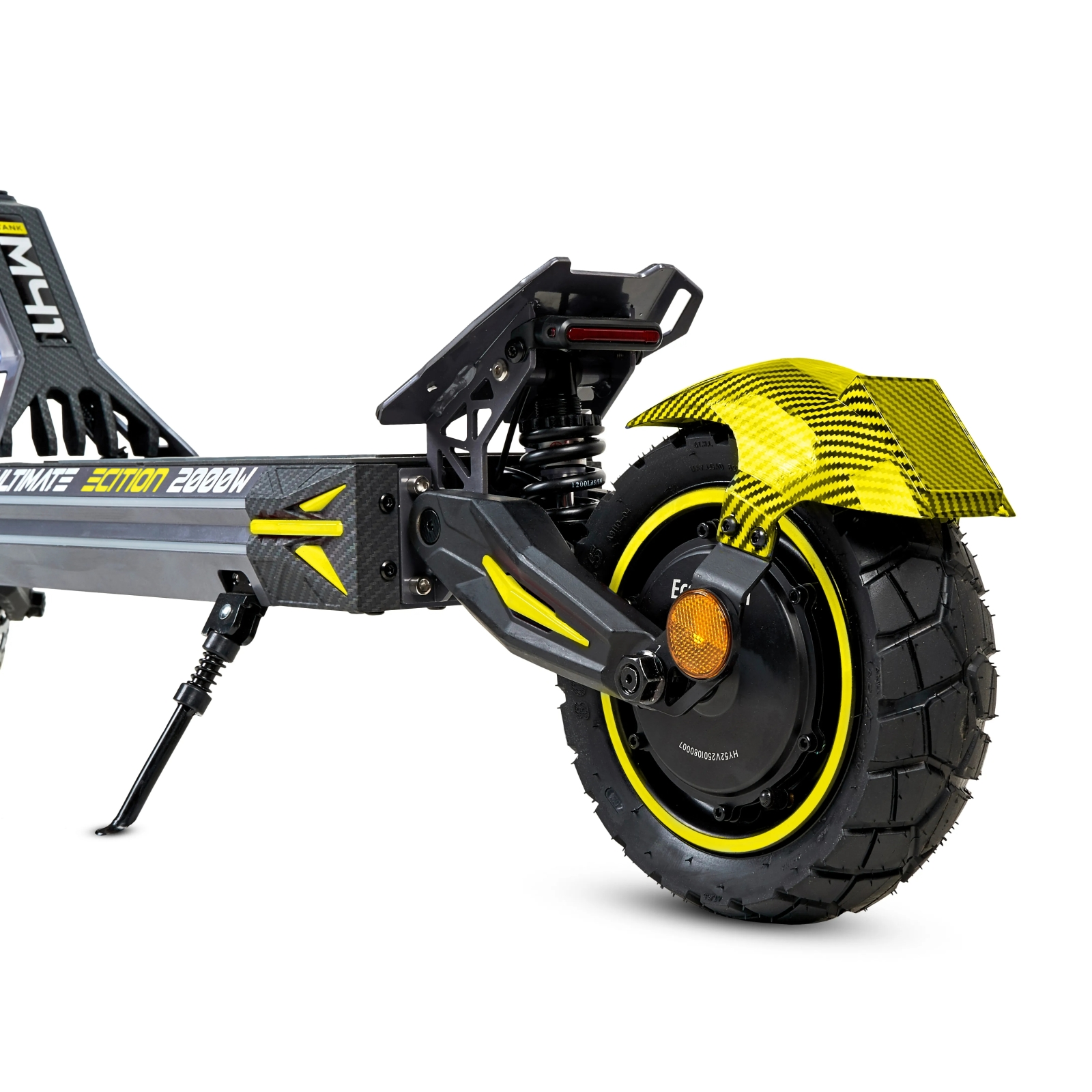 Dettaglio dello scooter elettrico. Pneumatico nero con cerchio giallo. Parafango giallo e nero. Ammortizzatore nero. Telaio nero e grigio.