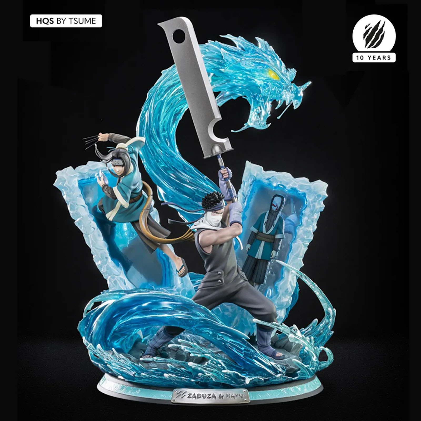 Statue von Anime-Charakteren mit Wassereffekten, einem großen Schwert und einem Drachen. Charaktere sind in Action-Posen.