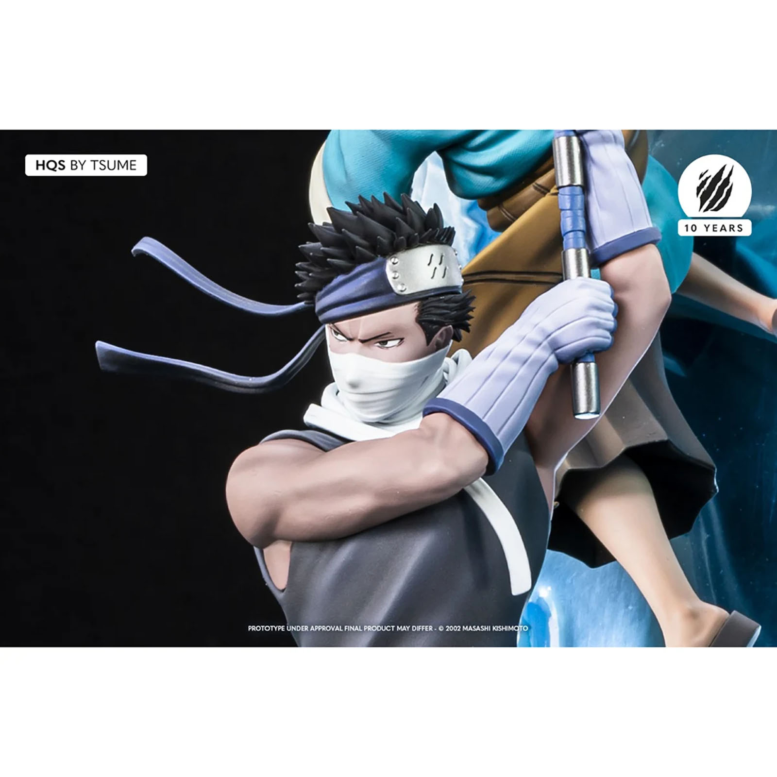 Figur einer Figur mit Maske und Stirnband, die eine Waffe hält. Dunkle Haare, blaue und weiße Kleidung.