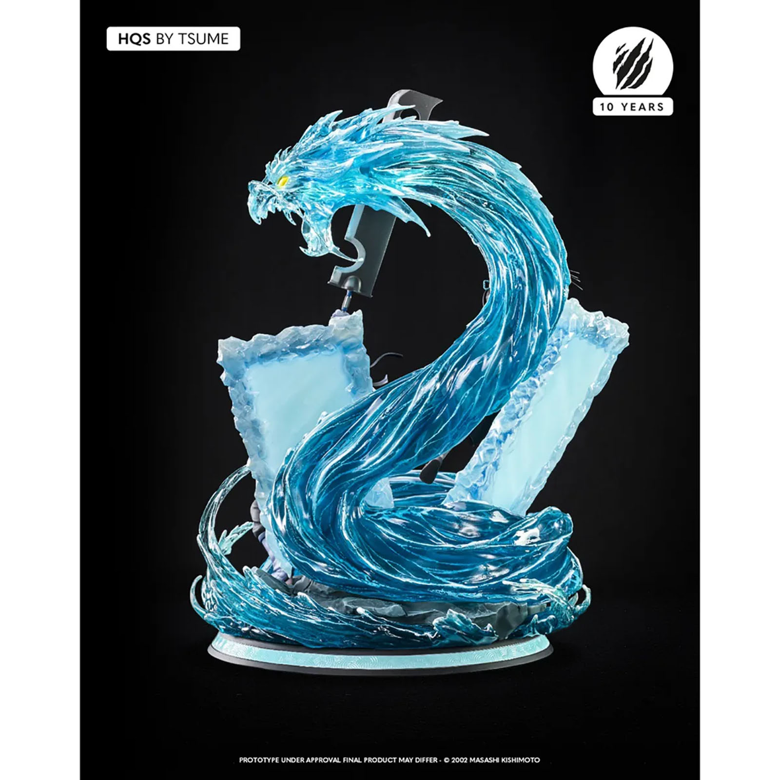 Eine blaue Wasserdrachenstatue mit einem Schwert auf schwarzem Hintergrund. Die Statue erinnert an 10 Jahre von Tsume.