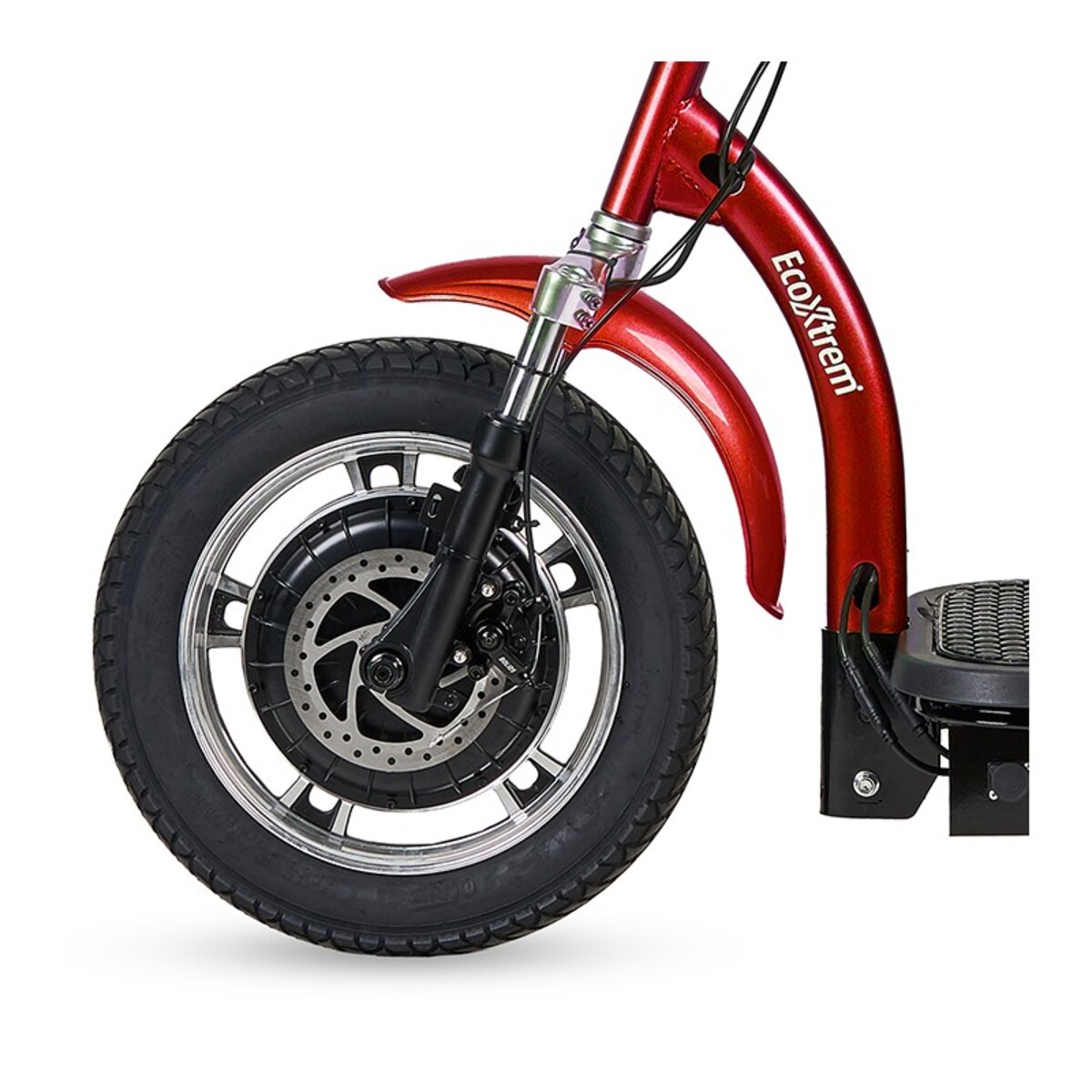 Primer plano de una rueda de scooter eléctrico roja. La rueda es negra, con llanta plateada y freno de disco. El cuadro es rojo.