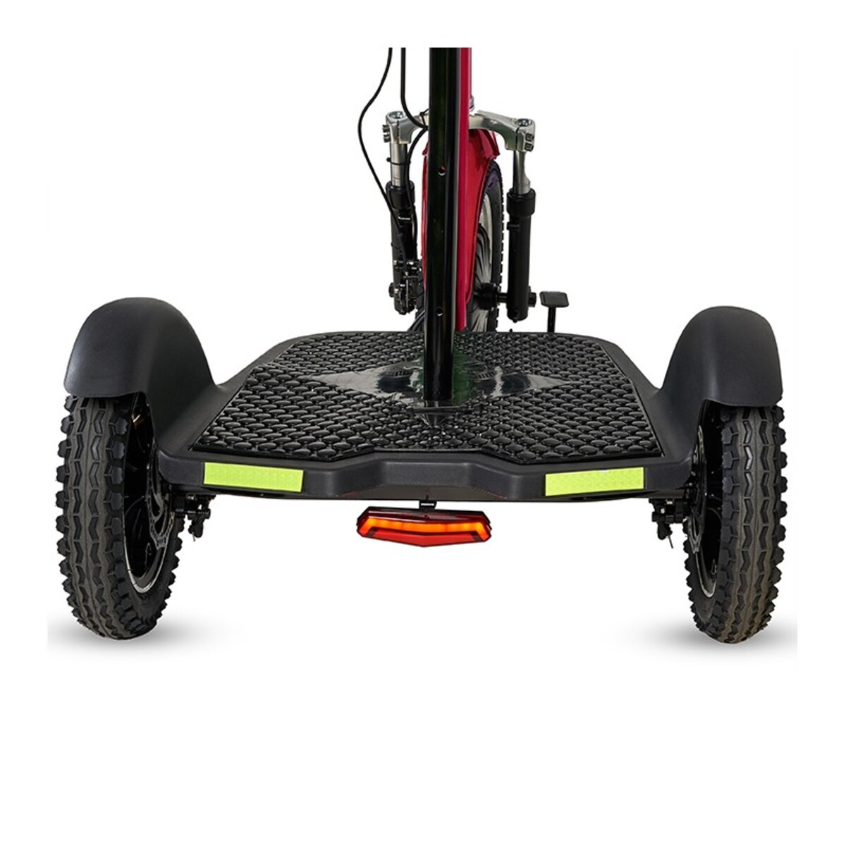 Se muestra un scooter de cuatro ruedas desde el frente. Tiene un marco rojo, plataforma negra y neumáticos grandes. Una luz roja es visible.