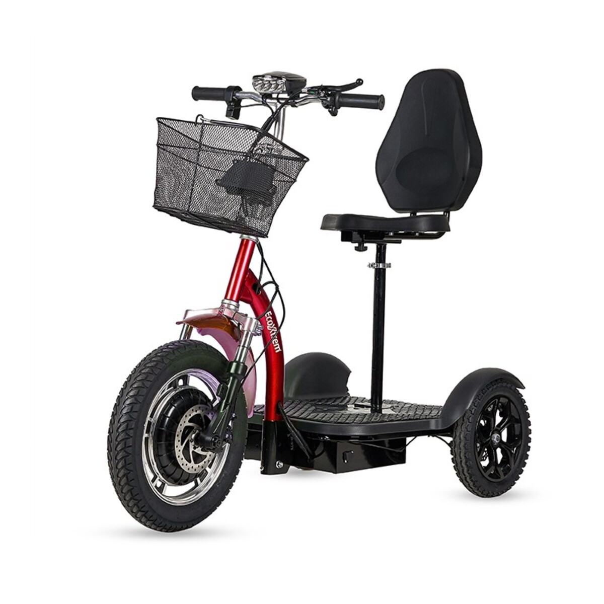 Un scooter de movilidad de tres ruedas rojo y negro con cesta, asiento y respaldo, aislado sobre fondo blanco.
