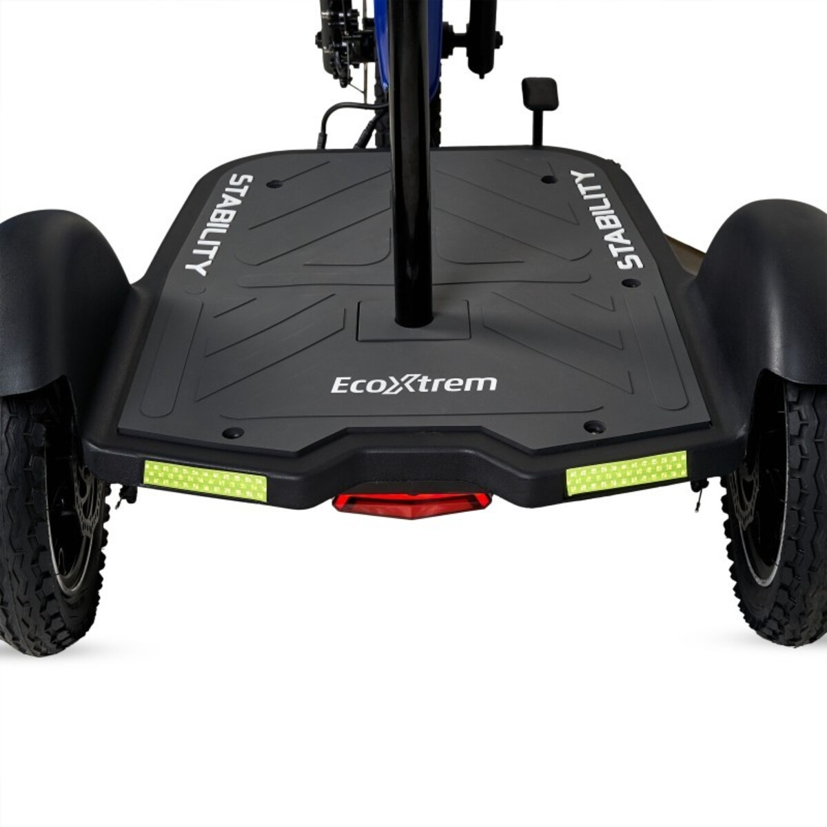 Triciclo negro con etiquetas 'STABILITY' y 'EcoXtrem'. Tiene tres ruedas, guardabarros y luz trasera roja, sobre fondo blanco.