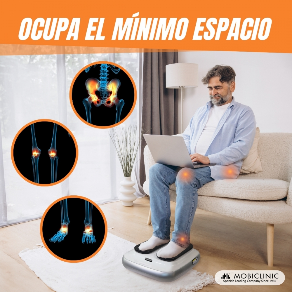 Hombre usando portátil en sofá. Círculos muestran articulaciones resaltadas en rojo. Usa un masajeador de pies. Texto: Ocupa el mínimo espacio.