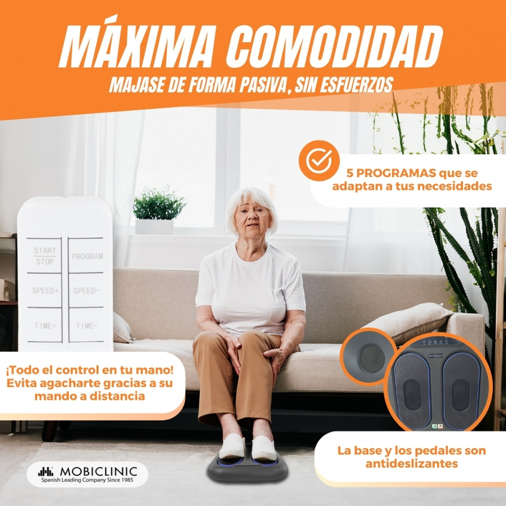 Una mujer mayor usa un masajeador de pies en un sofá. El texto promueve comodidad y facilidad. El dispositivo tiene un mando y pedales antideslizantes.