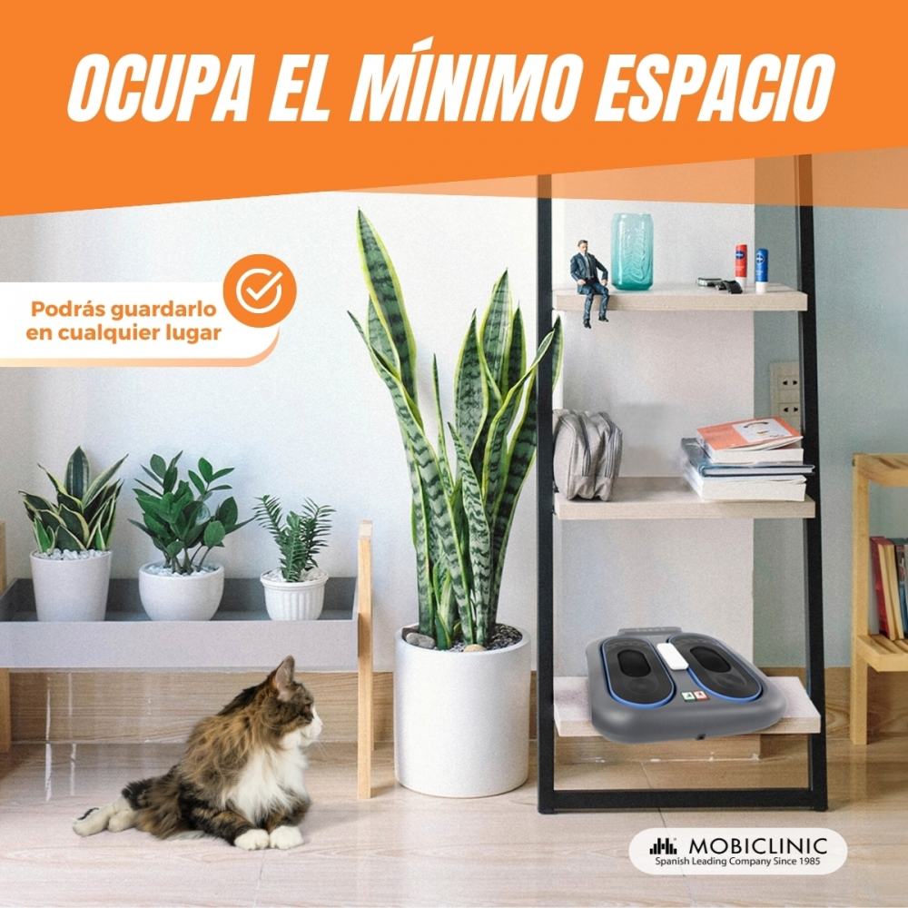Un gato descansa cerca de plantas y un masajeador de pies, con estantes que sostienen objetos. Texto en español: 'Ocupa el mínimo espacio'.