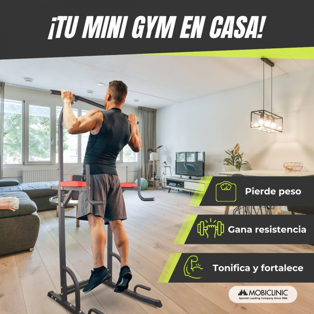 Un hombre haciendo dominadas en una configuración de gimnasio en casa. La imagen promueve la pérdida de peso, la resistencia y la tonificación. El gimnasio está en una sala de estar.