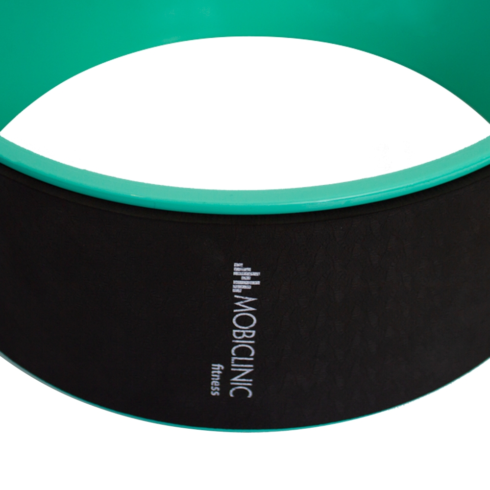 Una rueda de ejercicios verde con un centro negro. La rueda tiene la marca MOBICLINIC fitness impresa en blanco.