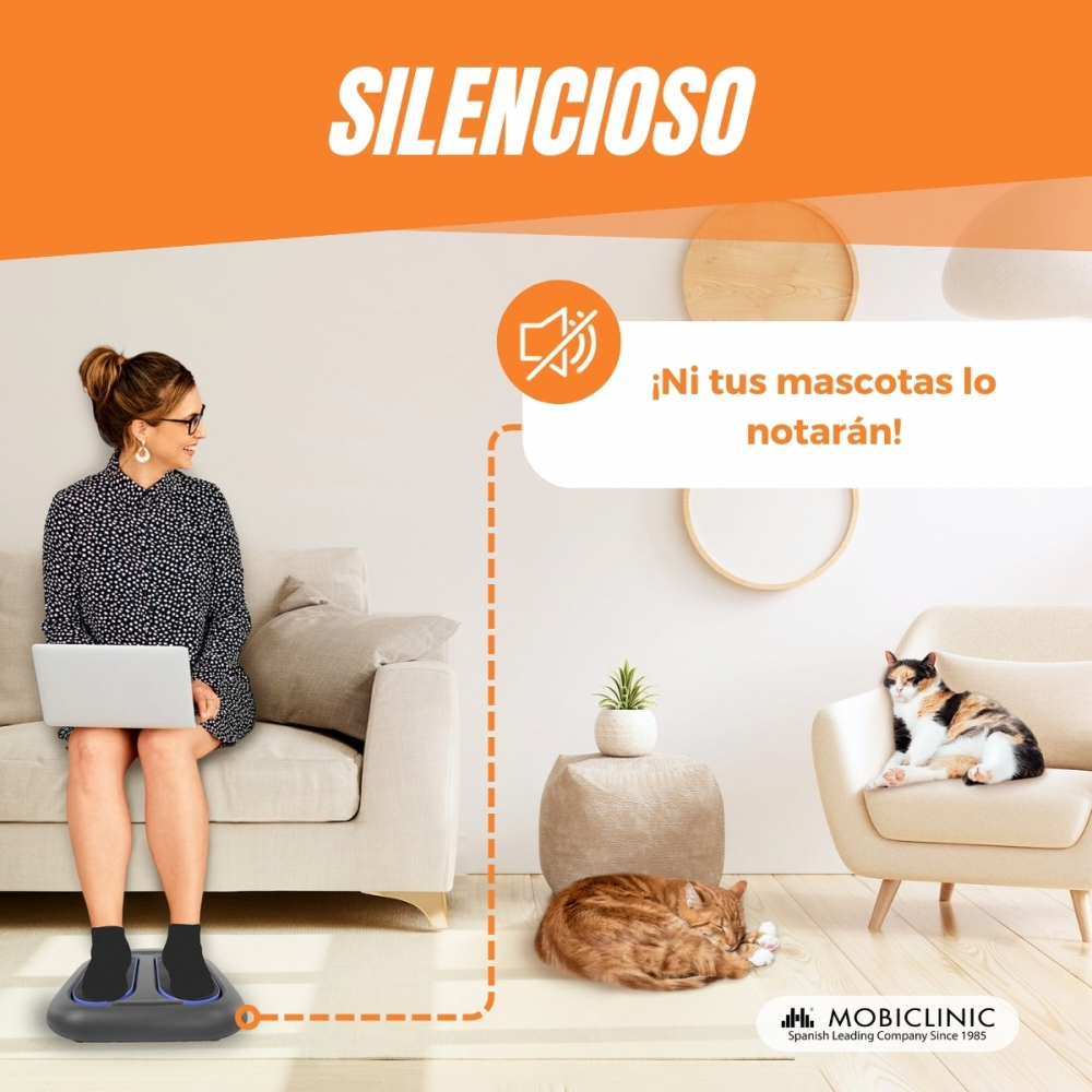 Mujer usa masajeador de pies con portátil. Gatos descansan en sofá y suelo. Texto: 'Silencioso' y '¡Tus mascotas no lo notarán!'