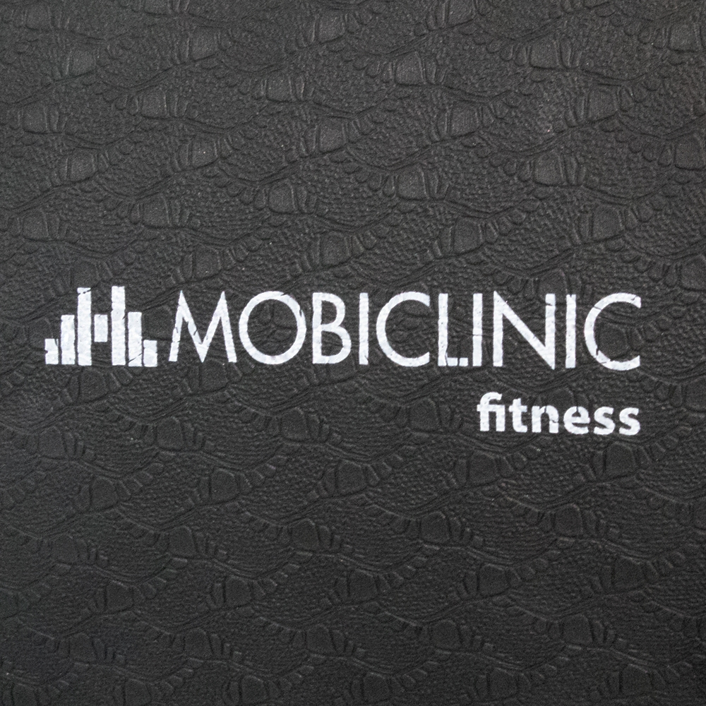 Superficie negra texturizada con texto blanco 'MOBICLINIC fitness'. Logotipo a la izquierda.