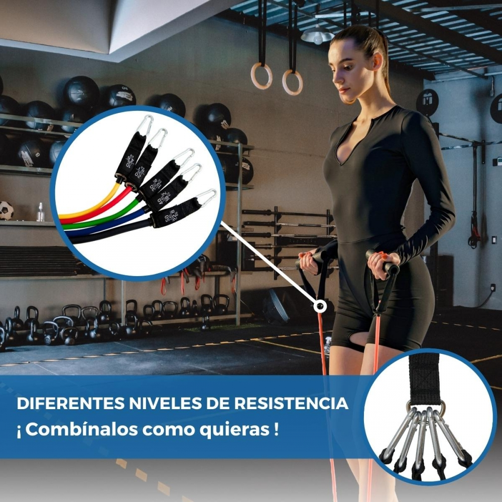 Mujer en traje negro usando bandas de resistencia en gimnasio. Bandas de varios colores. Equipamiento de gimnasio visible.